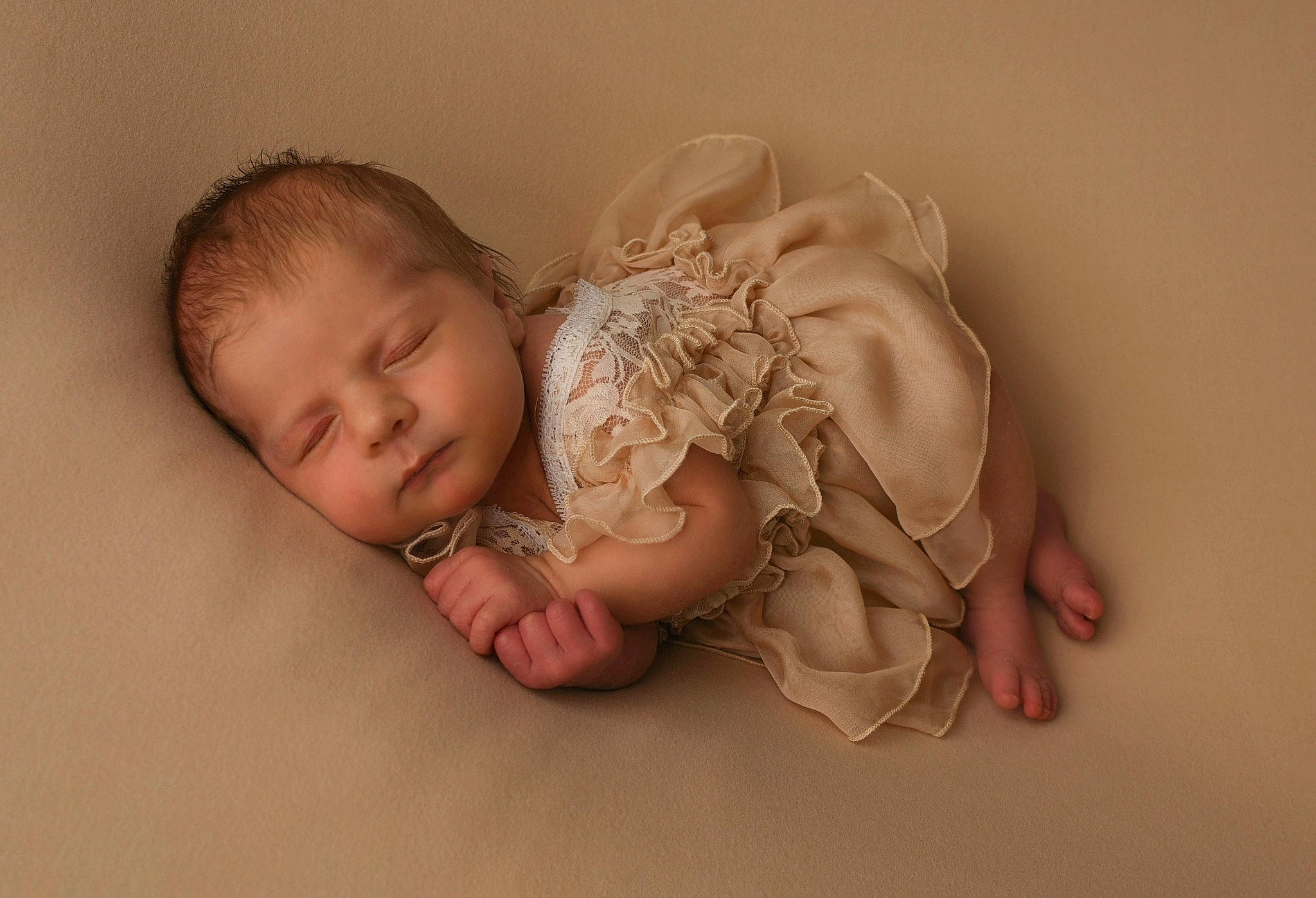 Juliette a rejoint le concours — aidez-le/la à gagner de superbes lots ! baby, baby_sleeping, baby_toddler_clothing, bedtime, cheek, child, comfort, eye, fashion_accessory, finger, flash_photography, flooring, head, headband, linens, nail, person, sitting, skin, toddler