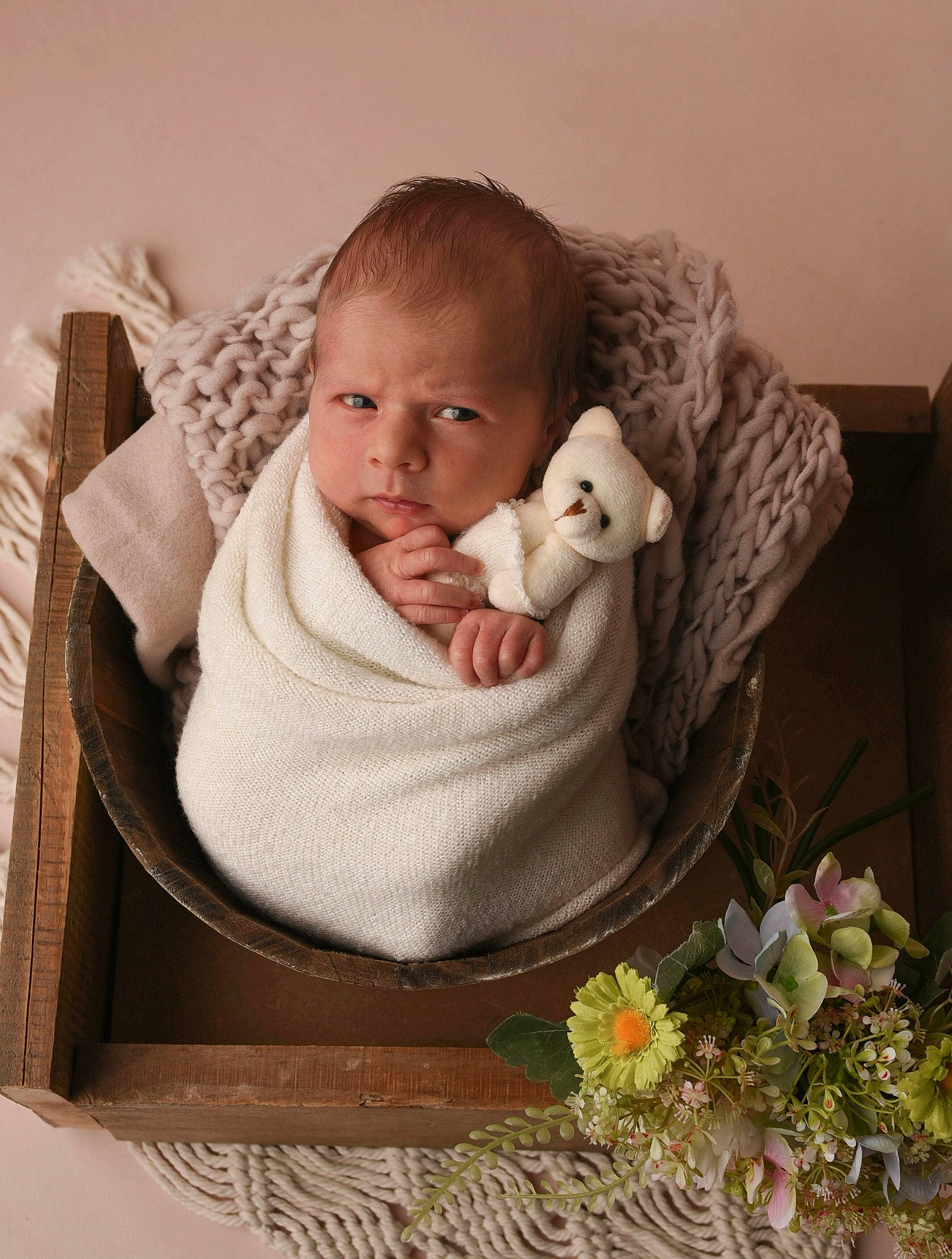 Juliette a rejoint le concours — aidez-le/la à gagner de superbes lots ! arm, art, artificial_flower, baby, baby_products, baby_sleeping, chair, child, comfort, flower, flower_arranging, fur, happy, linens, person, plant, room, sitting, textile, toddler