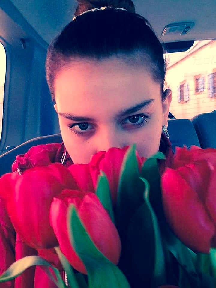 Cassandra a rejoint le concours — aidez-le/la à gagner de superbes lots ! beauty, cheek, cool, eye, eyebrow, face, flower, forehead, hair, hairstyle, head, lip, mouth, nose, organ, person, photography, pink, red, selfie