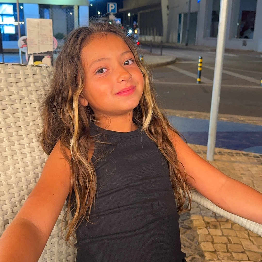 Léna a rejoint le concours — aidez-le/la à gagner de superbes lots ! adult, bodypart, city, clothing, dress, eveningdress, face, female, finger, formalwear, hand, head, path, person, photography, portrait, road, street, urban, woman