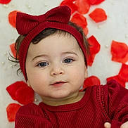 Inaya a rejoint le concours — aidez-le/la à gagner de superbes lots ! baby, infant, child, bow_headband, red_outfit, rose_petals, petals, blanket, portrait, face, eyes, eyelashes, cute, rosy_cheeks, lying_down, headband, clothing, soft_texture, indoor, studio_photo