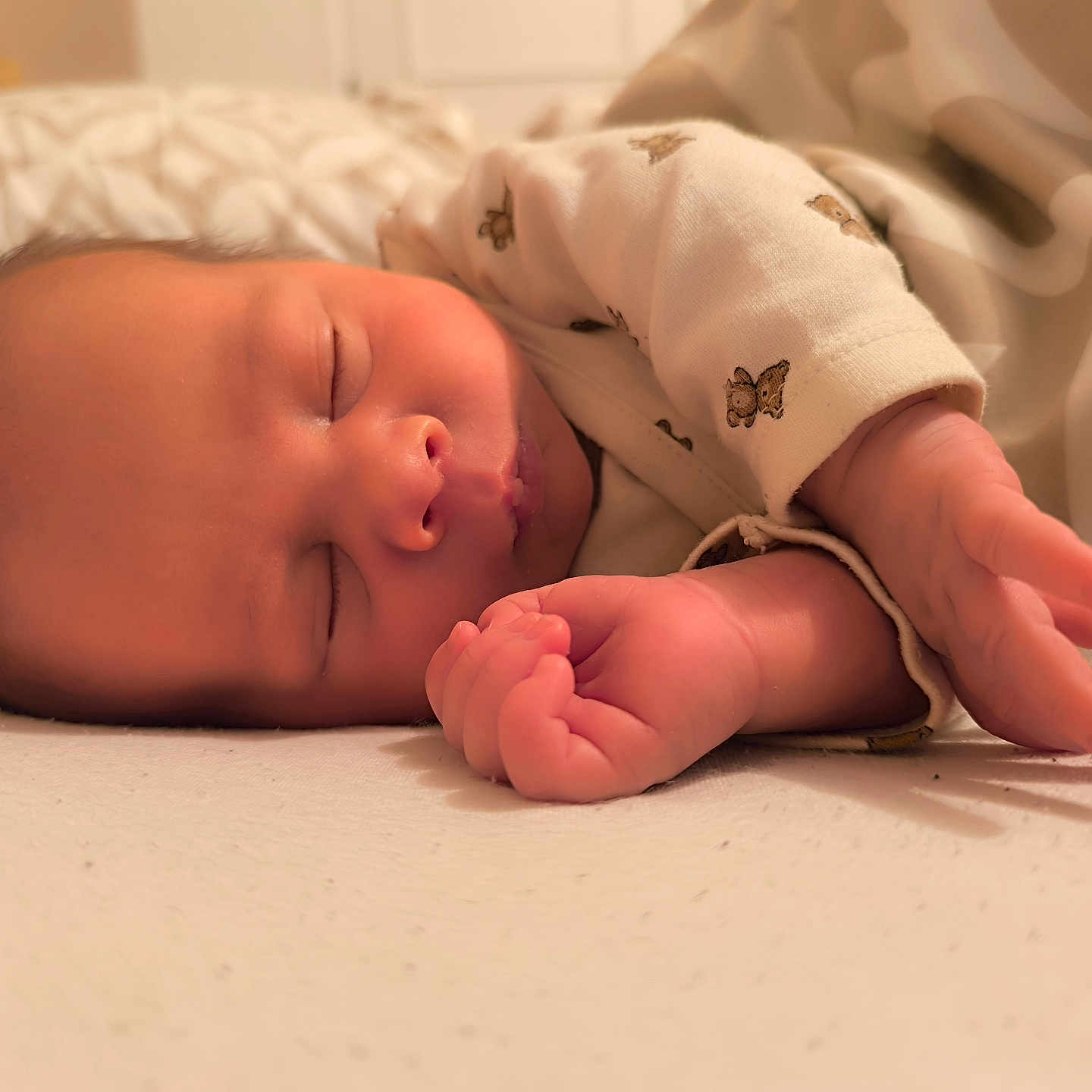 Maxime participe au concours pour gagner de l'argent avec cette photo : baby, bed, blanket, child, closeup, cozy, cute, face, hand, indoors, infant, newborn, pajamas, peaceful, portrait, rest, skin, sleeping, soft_light, teddy_bear