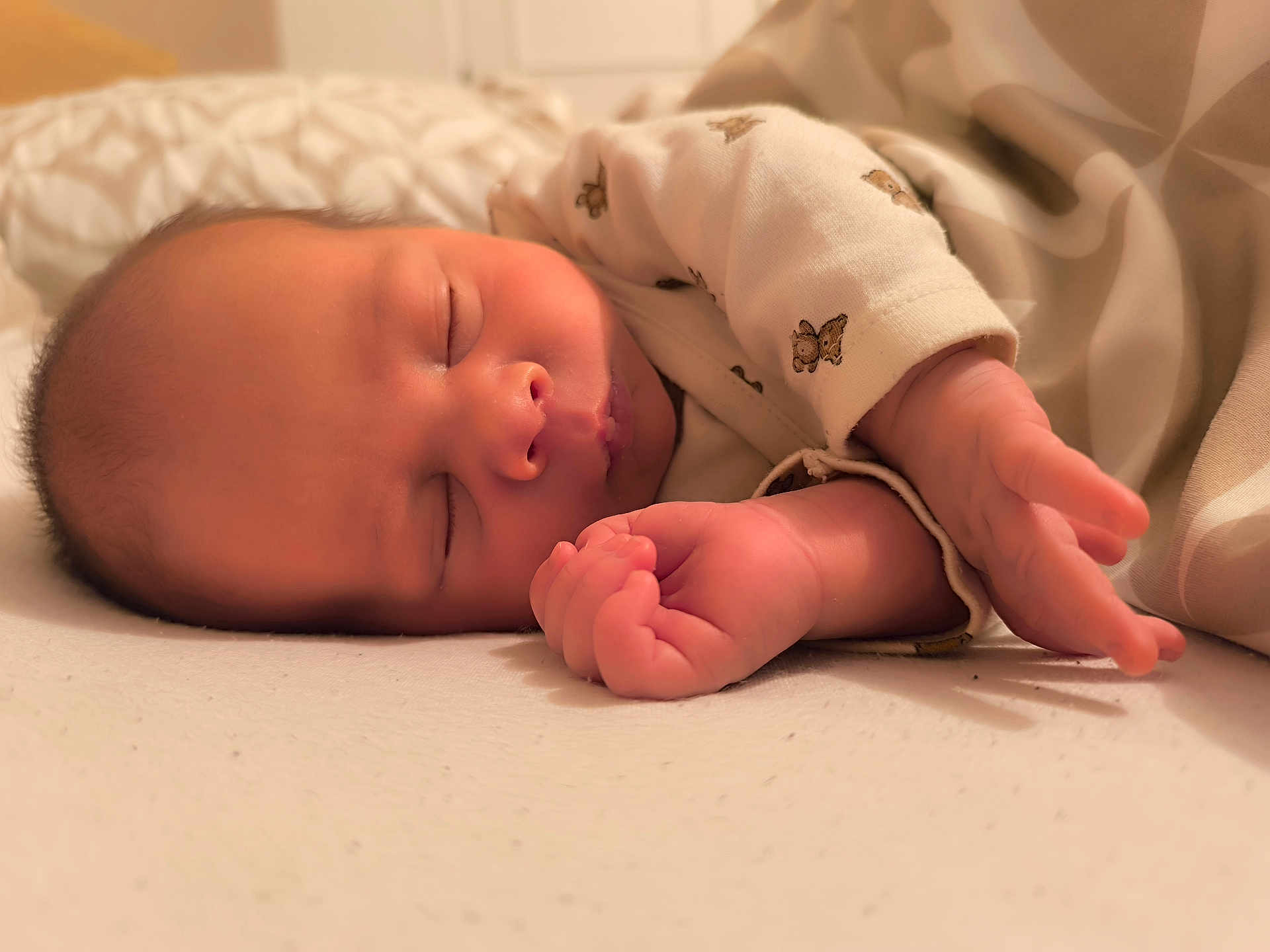 Maxime participe au concours pour gagner de l'argent avec cette photo : baby, newborn, sleeping, pajamas, teddy_bear, hand, face, infant, soft_light, blanket, bed, cozy, peaceful, portrait, closeup, skin, rest, cute, child, indoors
