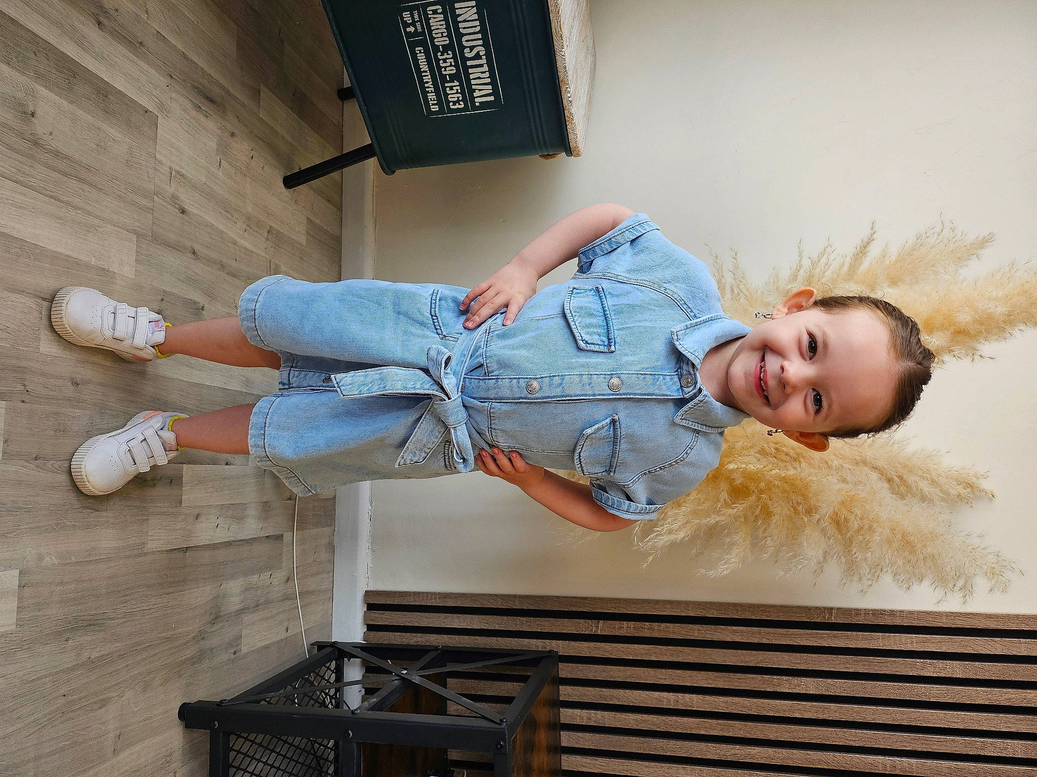 Lya participe au concours pour gagner de l'argent avec cette photo : comfort, couch, denim, electric_blue, flash_photography, flooring, fun, happy, human_leg, jeans, joy, knee, leg, person, shoe, shoulder, sitting, smile, sneakers, thigh