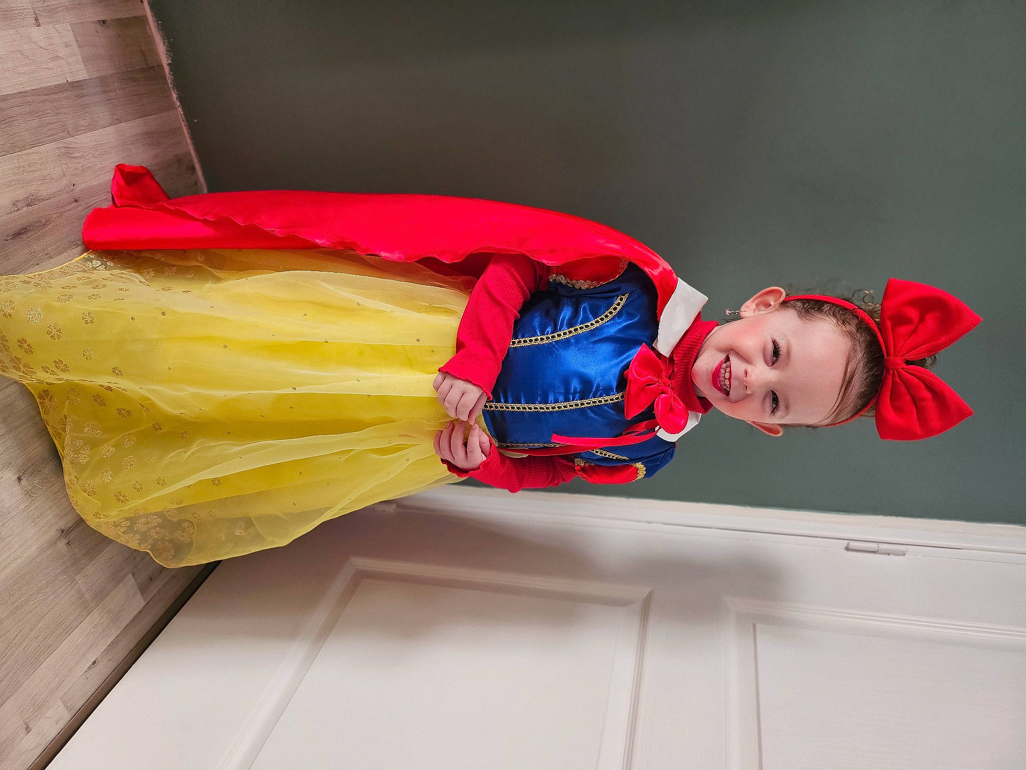 Lya participe au concours pour gagner de l'argent avec cette photo : carmine, cleanliness, costume, electric_blue, fashion_accessory, fashion_design, hat, joy, magenta, peach, person, silk, sleeve, smile, wood