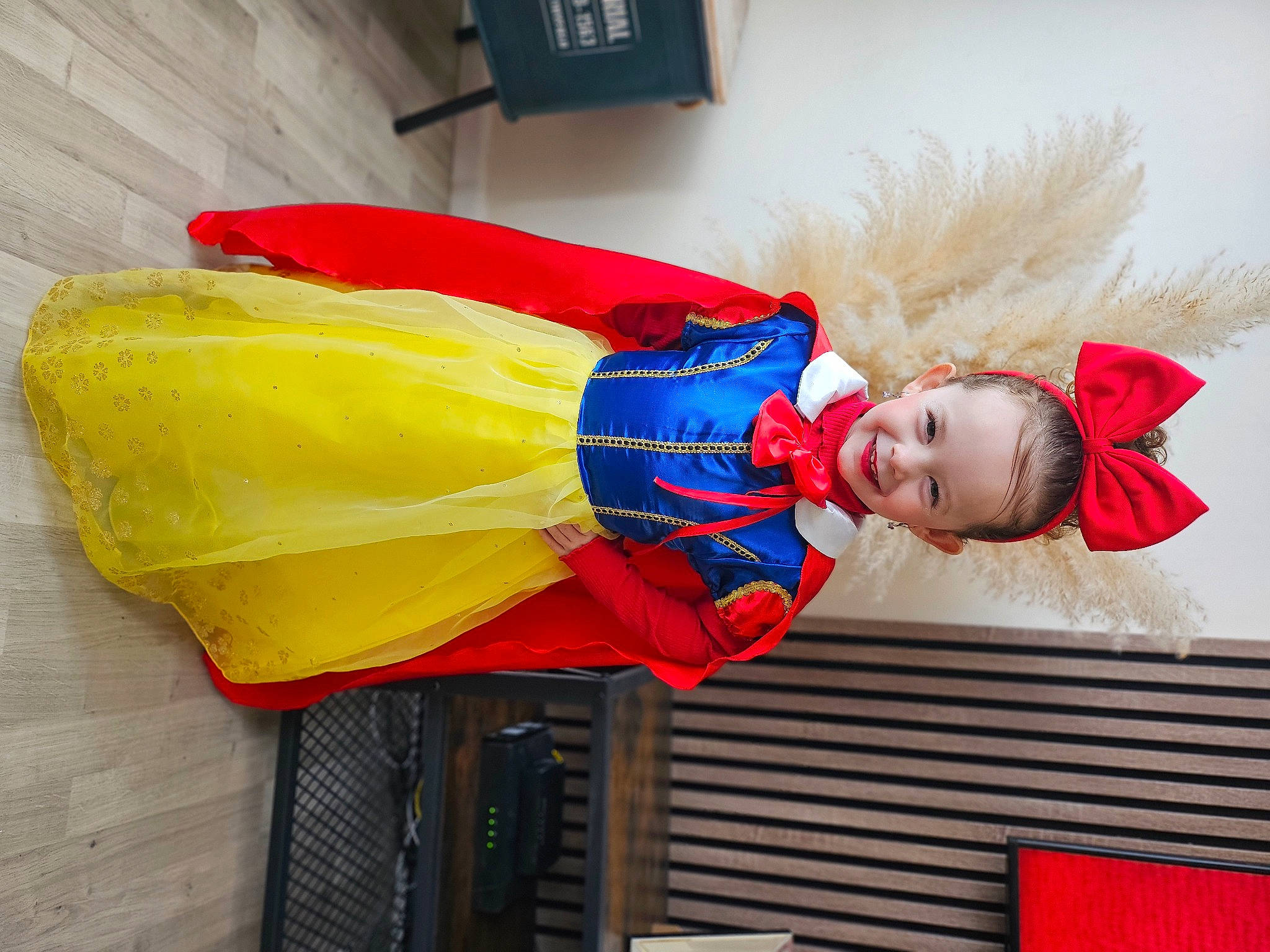 Lya a rejoint le concours — aidez-le/la à gagner de superbes lots ! carmine, cleanliness, costume, costume_hat, electric_blue, event, fun, happy, hat, holiday, joy, person, smile, textile