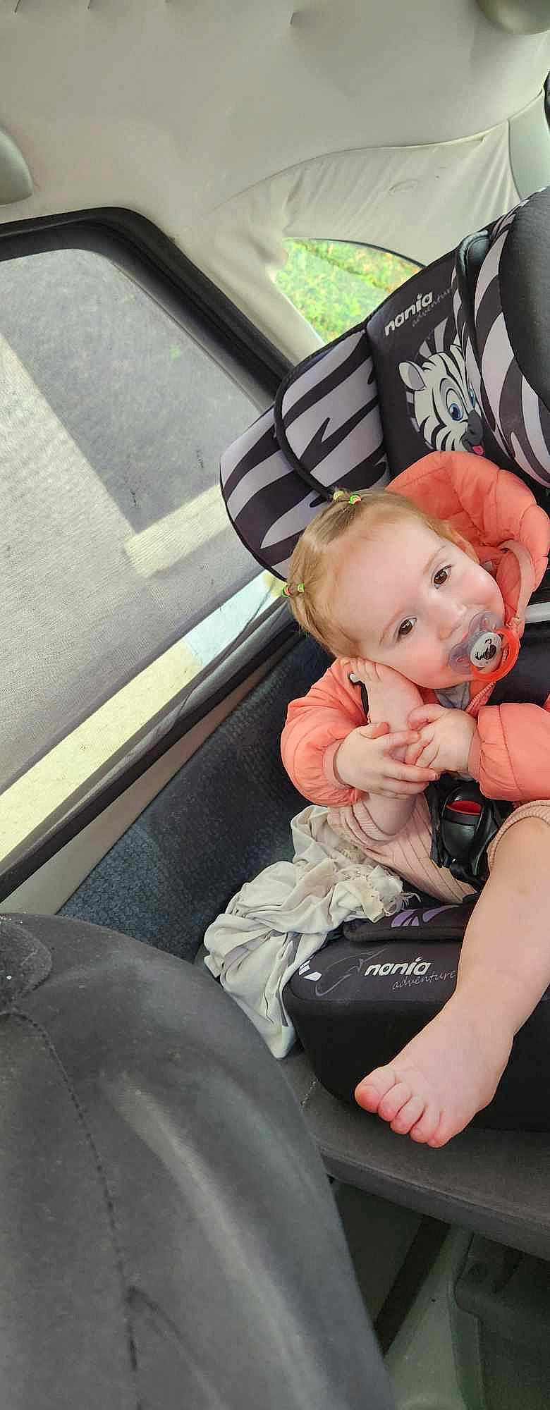 Lyna participe au concours pour gagner de l'argent avec cette photo : auto_part, baby, baby_carriage, baby_products, car_seat, child, comfort, costume_hat, doll, family_car, fashion_accessory, happy, hat, lap, luxury_vehicle, person, selfie, sitting, toddler, toy