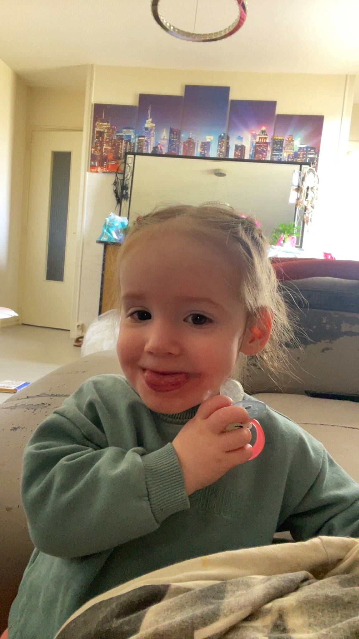 Lyna a rejoint le concours — aidez-le/la à gagner de superbes lots ! chair, cheek, child, comfort, couch, finger, floor, flooring, fun, gesture, hairstyle, happy, joy, living_room, nose, person, picture_frame, room, sitting, smile