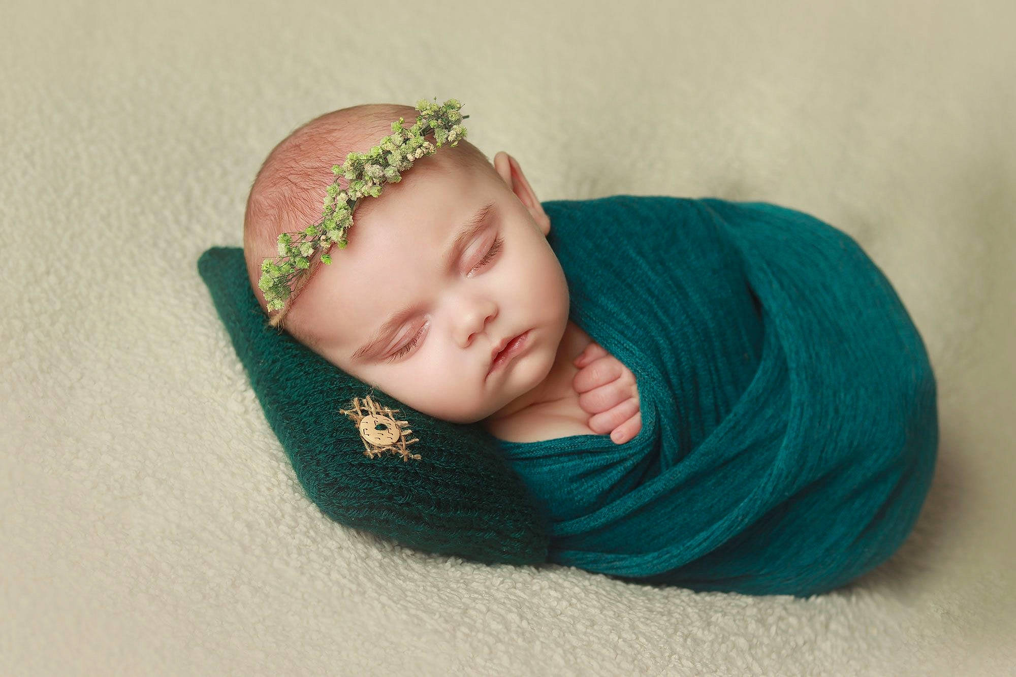 Clara participe au concours pour gagner de l'argent avec cette photo : baby, child, crochet, fashion_accessory, forehead, green, hair_accessory, headband, headgear, headpiece, headwear, jewellery, knitting, person, photography, toddler, turquoise, wool