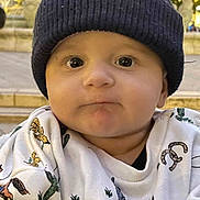 Chris participe au concours pour gagner de l'argent avec cette photo : baby, child, face, hat, knit_hat, clothing, outdoor, steps, blurred_background, cactus, horse, patterned_clothes, young_child, portrait, cute, serious_expression, warm_lighting, infant, person, headwear