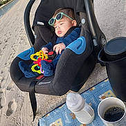 Mathilda participe au concours pour gagner de l'argent avec cette photo : baby, car_seat, sunglasses, beach, sand, toy, baby_bottle, coffee_pot, coffee_cup, blanket, outdoor, relaxing, child, infant, sunny, casual, resting, accessory, seat, water