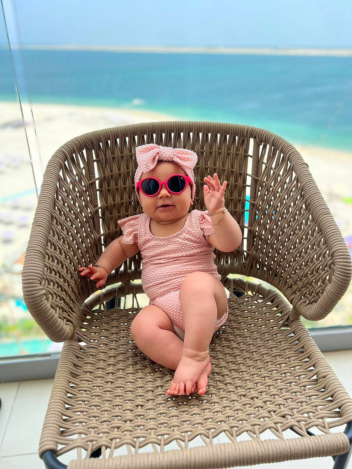 Elisa participe au concours pour gagner de l'argent avec cette photo : baby, baby_toddler_clothing, barefoot, blue, comfort, eyewear, foot, fun, goggles, happy, headwear, leisure, outdoor_furniture, person, photograph, sky, sunglasses, thigh, toddler, travel