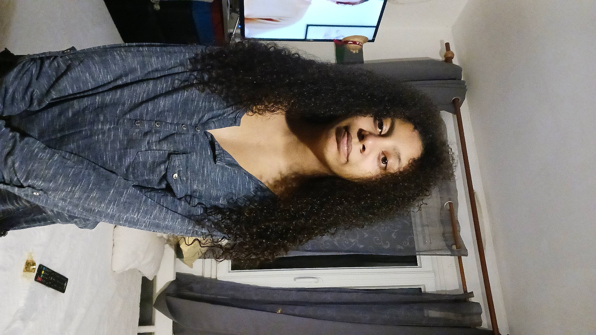 Colinette participe au concours pour gagner de l'argent avec cette photo : comfort, couch, eyebrow, eyelash, fur, jaw, long_hair, person, room, tints_and_shades