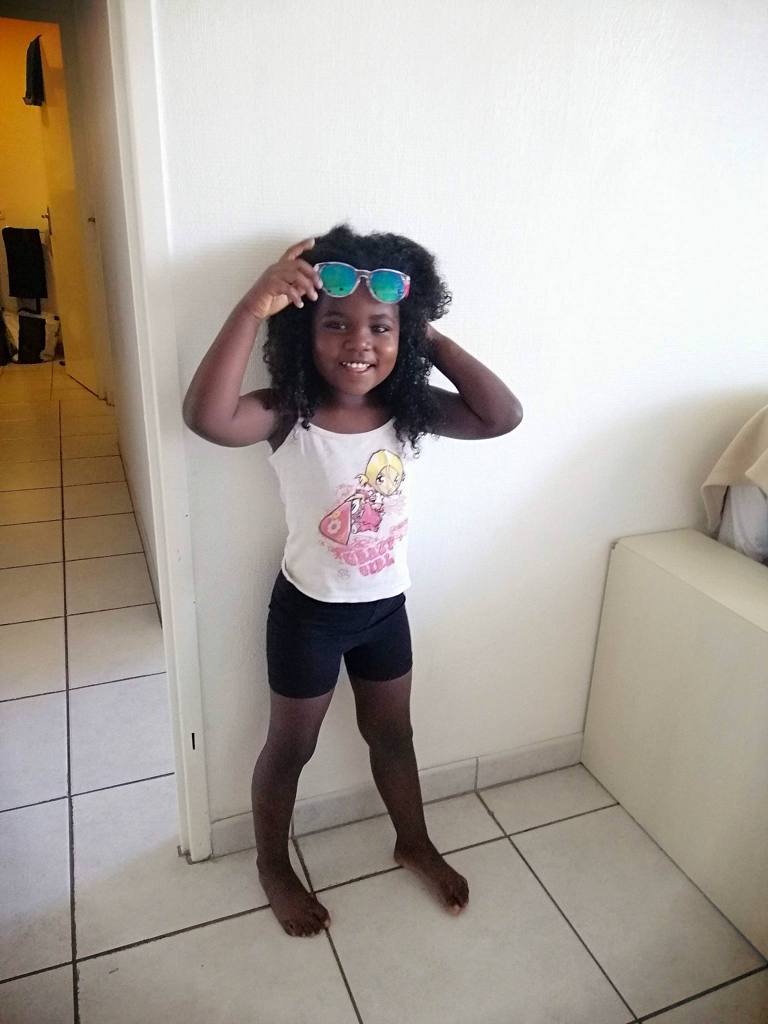 Ashley a rejoint le concours — aidez-le/la à gagner de superbes lots ! arm, clothing, eye, face, glasses, hair, happy, head, headwear, human_body, joy, knee, leg, person, shorts, sleeve, smile, standing, sunglasses, t_shirt