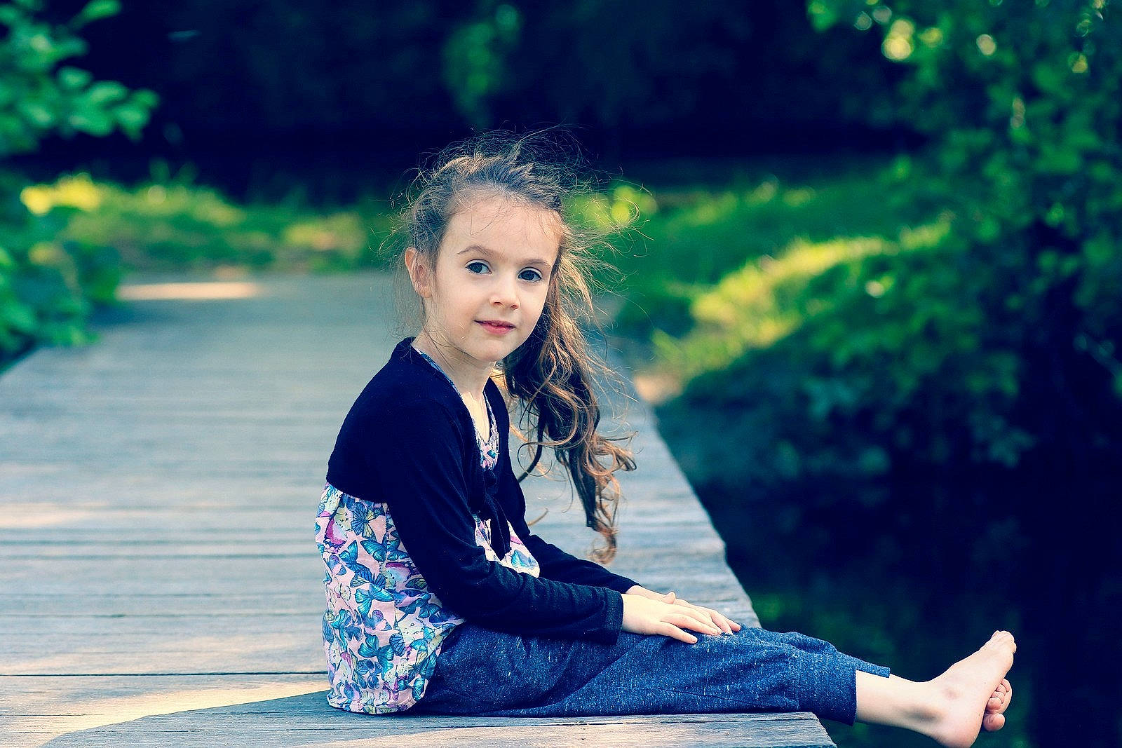 Clara participe au concours pour gagner de l'argent avec cette photo : beauty, child, emotion, eye, facial_expression, fun, girl, grass, green, happiness, nature, person, photograph, photography, plant, portrait_photography, sitting, skin, smile, tree