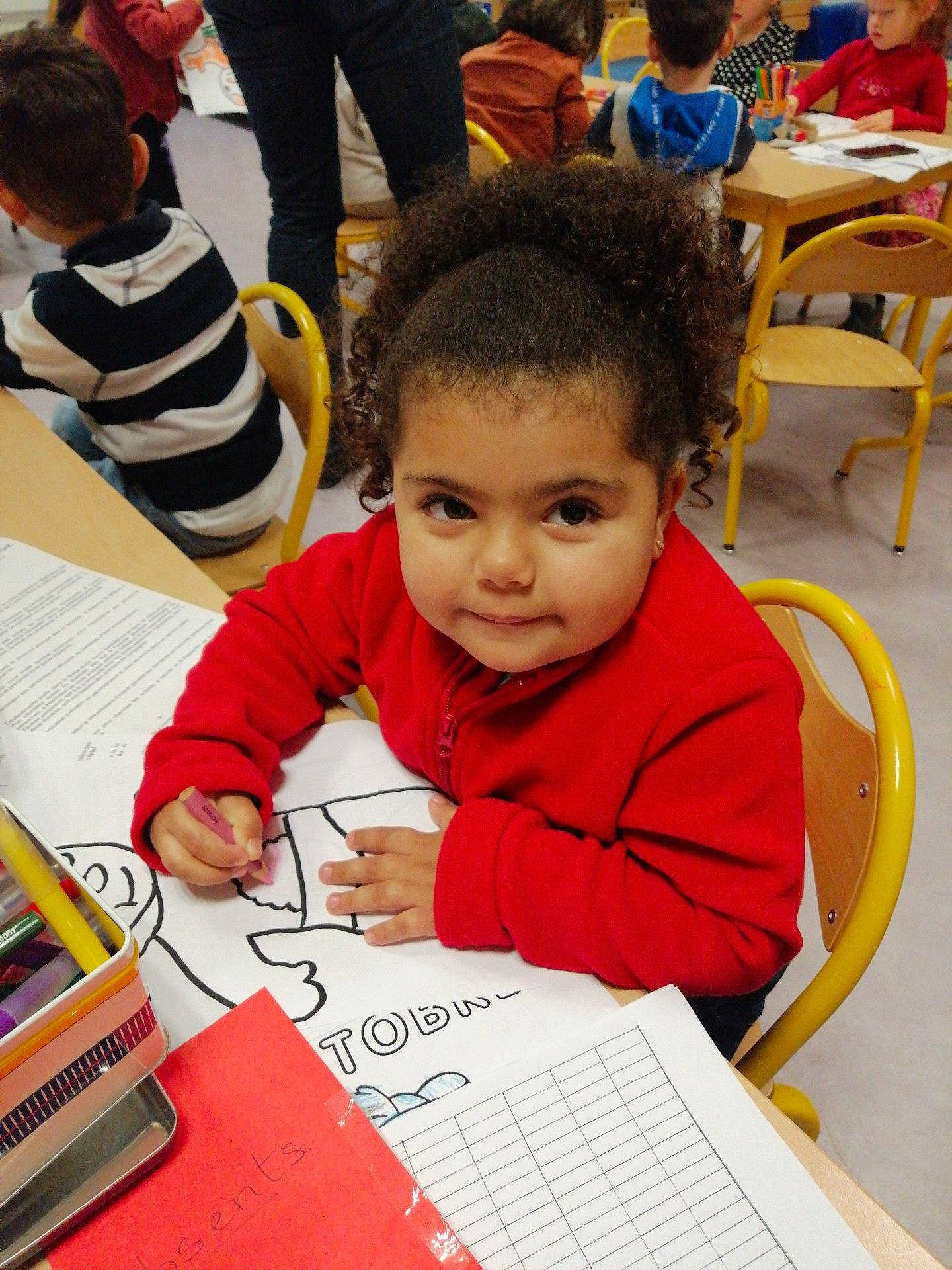 Kimberly participe au concours pour gagner de l'argent avec cette photo : adaptation, book, chair, child, class, desk, education, event, fun, furniture, head, leisure, office_supplies, person, room, sharing, snapshot, table, toddler, writing