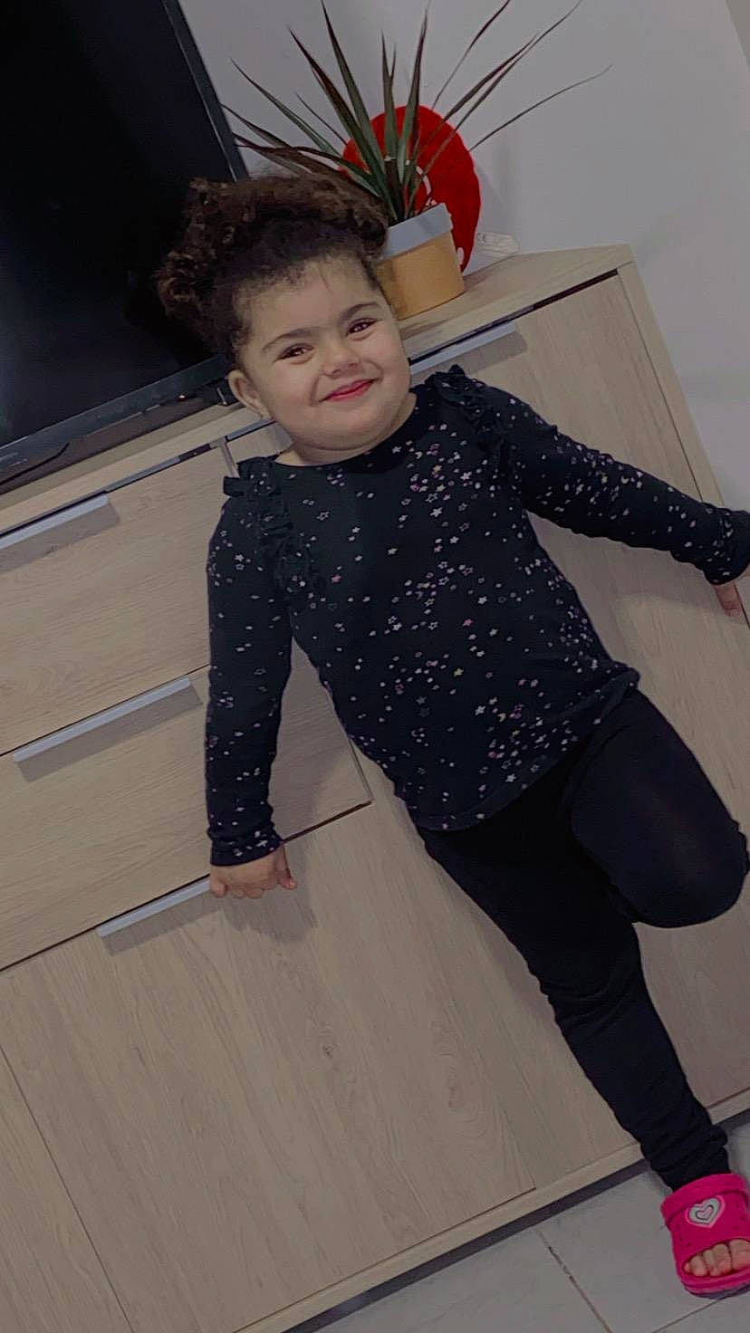 Kimberly a rejoint le concours — aidez-le/la à gagner de superbes lots ! blazer, child, cool, denim, fashion_design, floor, flooring, formal_wear, fun, happy, hardwood, human_leg, joy, knee, leisure, pattern, person, sleeve, smile, standing