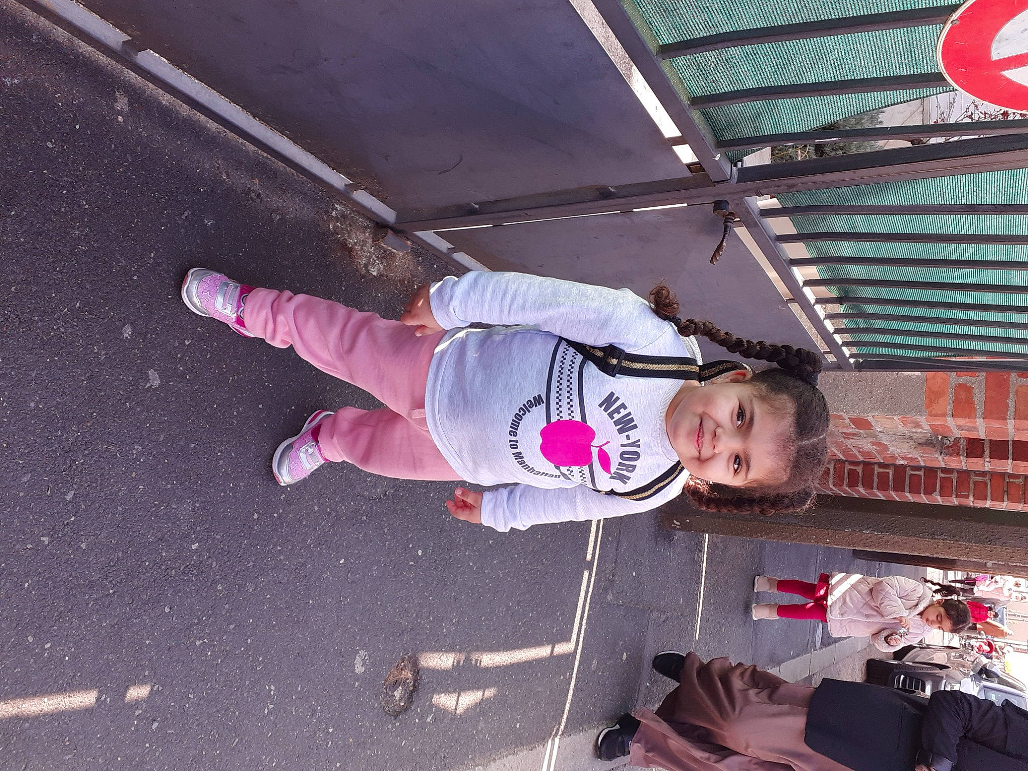 Kimberly a rejoint le concours — aidez-le/la à gagner de superbes lots ! asphalt, carmine, child, fun, joy, leisure, outdoor_shoe, person, recreation, toddler, walking_shoe