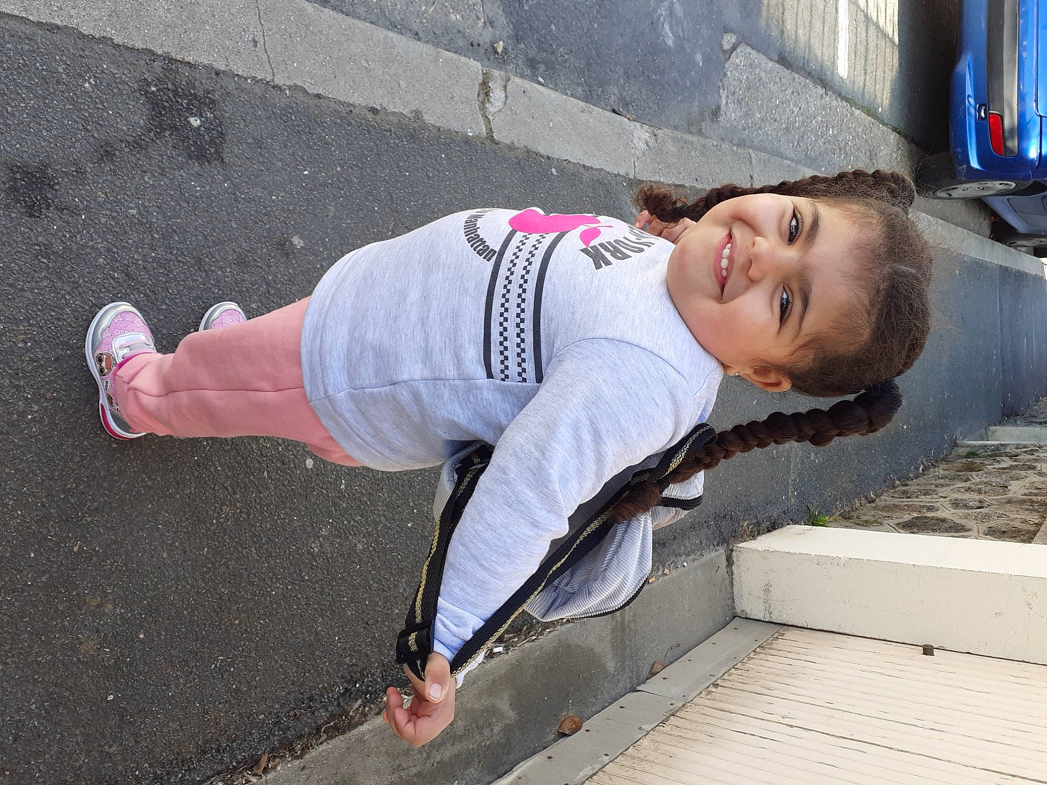 Kimberly a rejoint le concours — aidez-le/la à gagner de superbes lots ! asphalt, child, concrete, denim, elbow, foot, fun, human_leg, joy, knee, leisure, pedestrian, person, road_surface, sidewalk, smile, street_fashion, sunglasses, t_shirt, thigh