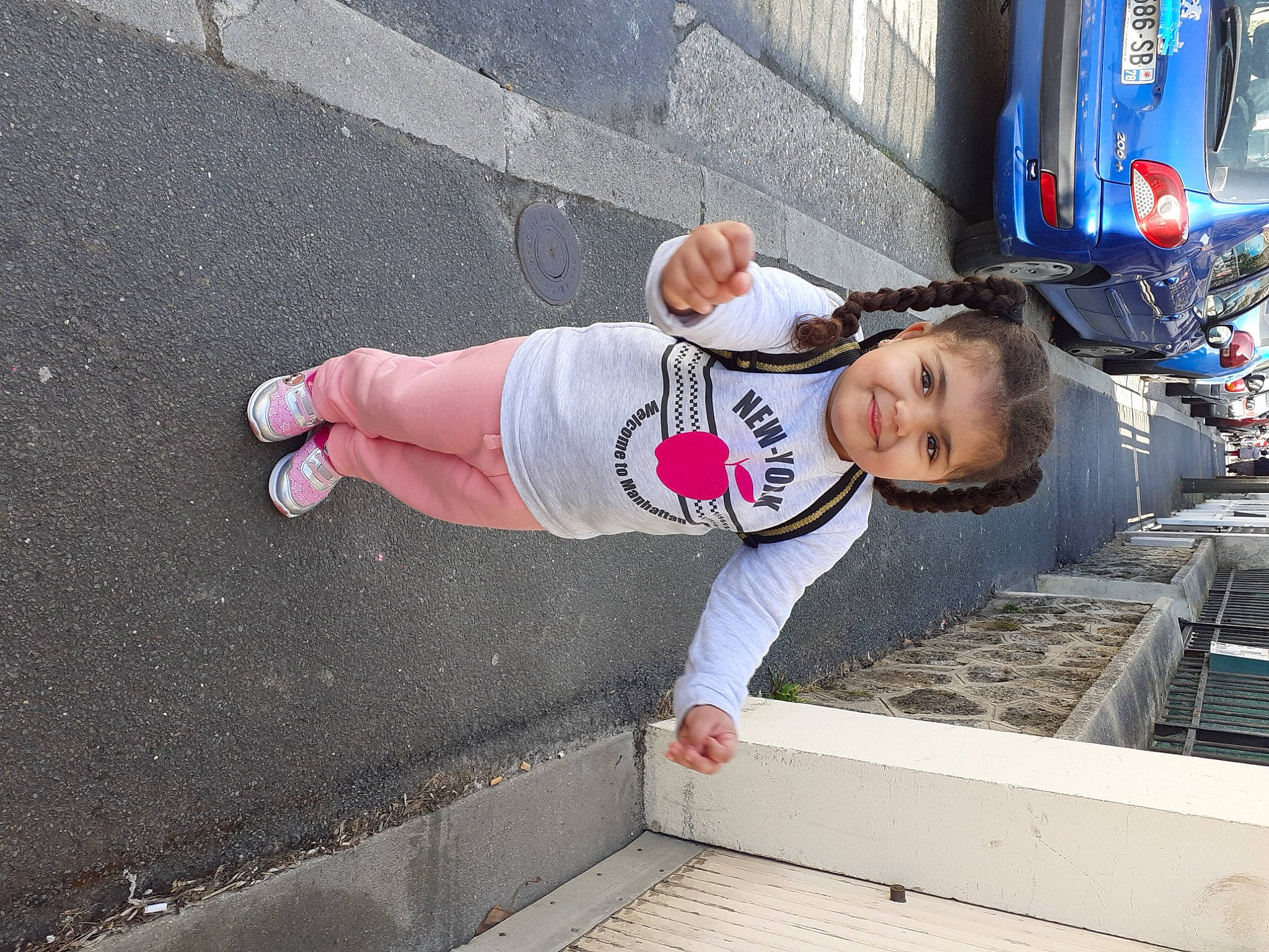 Kimberly participe au concours pour gagner de l'argent avec cette photo : asphalt, child, concrete, eyewear, fun, human_leg, joy, leisure, pedestrian, person, recreation, road, road_surface, sidewalk, smile, sports_uniform, sportswear, street, street_fashion, t_shirt