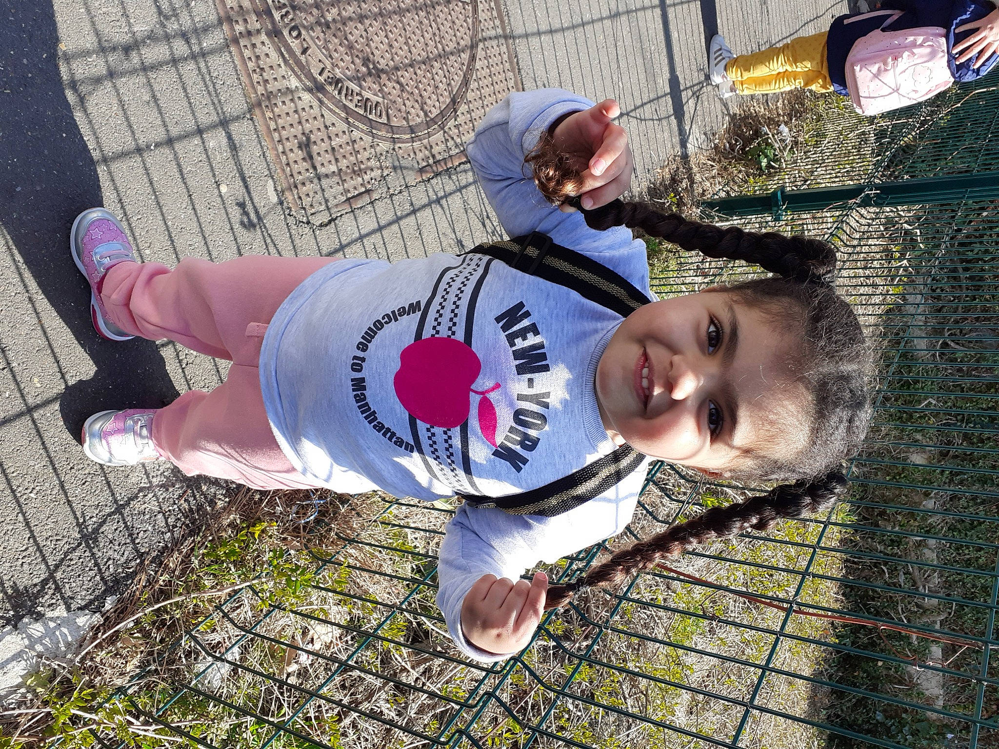 Kimberly a rejoint le concours — aidez-le/la à gagner de superbes lots ! chain_link_fencing, child, fence, fun, grass, happy, hat, human_leg, joy, leisure, mesh, net, pattern, people_in_nature, person, play, player, smile, thigh, toddler