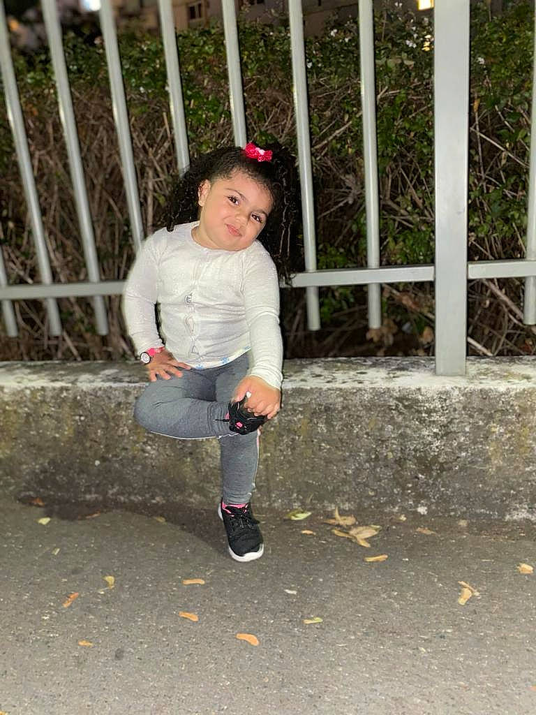 Kimberly a rejoint le concours — aidez-le/la à gagner de superbes lots ! asphalt, cap, carmine, eyewear, fence, grass, hat, human_leg, joy, knee, leisure, pattern, person, road, road_surface, running, sidewalk, sleeve, sportswear, street_fashion