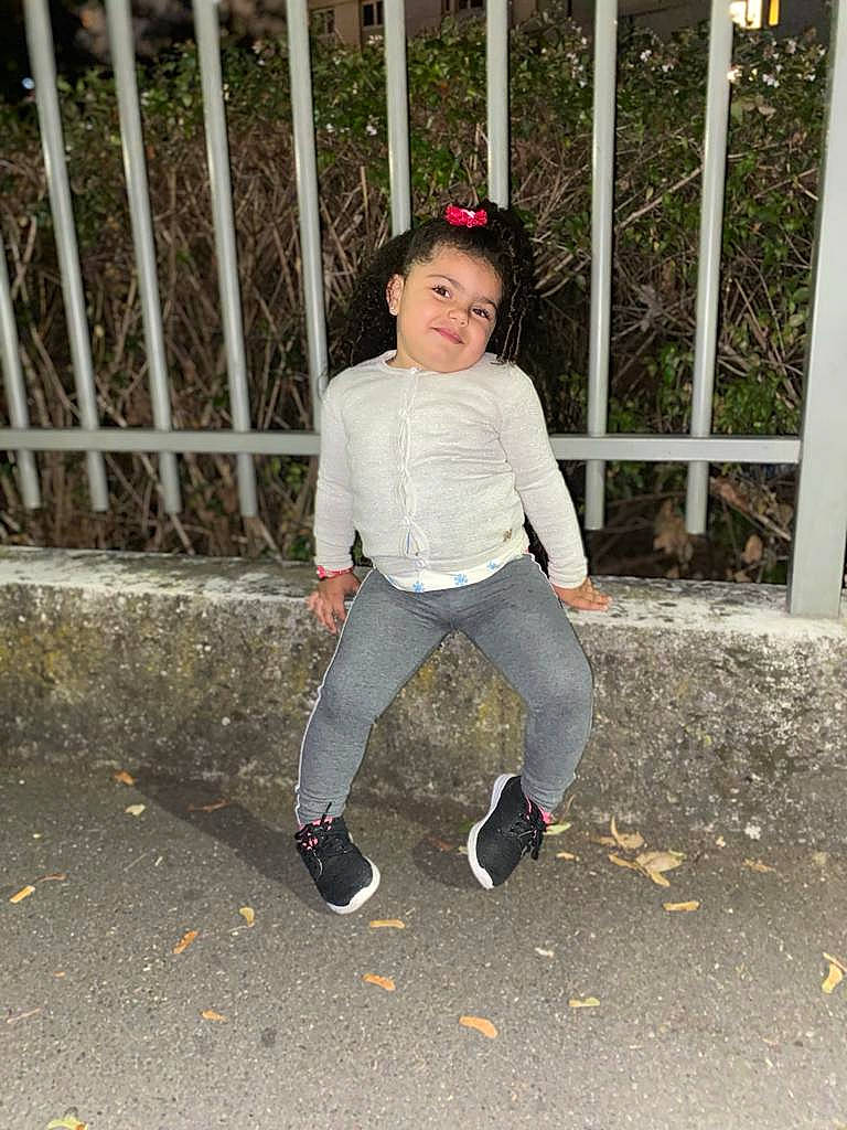 Kimberly a rejoint le concours — aidez-le/la à gagner de superbes lots ! asphalt, concrete, denim, eye, eyewear, fence, grass, human_leg, joy, knee, leg, pattern, person, road_surface, sidewalk, sleeve, sneakers, sportswear, street_fashion, t_shirt