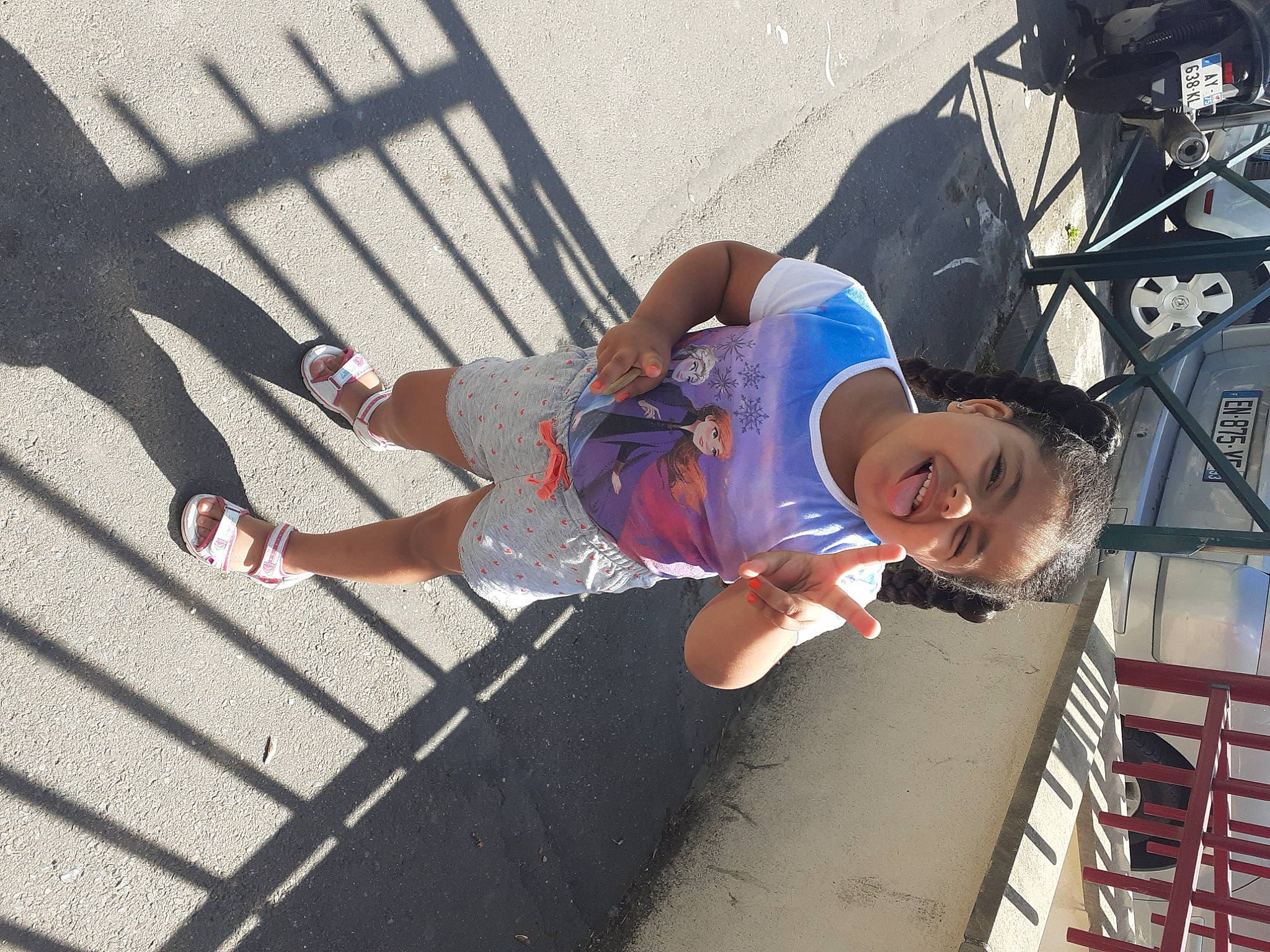 Kimberly participe au concours pour gagner de l'argent avec cette photo : automotive_tire, backpack, bicycle_wheel, electric_blue, eyewear, fun, hat, helmet, human_leg, joy, leisure, person, recreation, shorts, skatepark, smile, sneakers, sunglasses, t_shirt, thigh