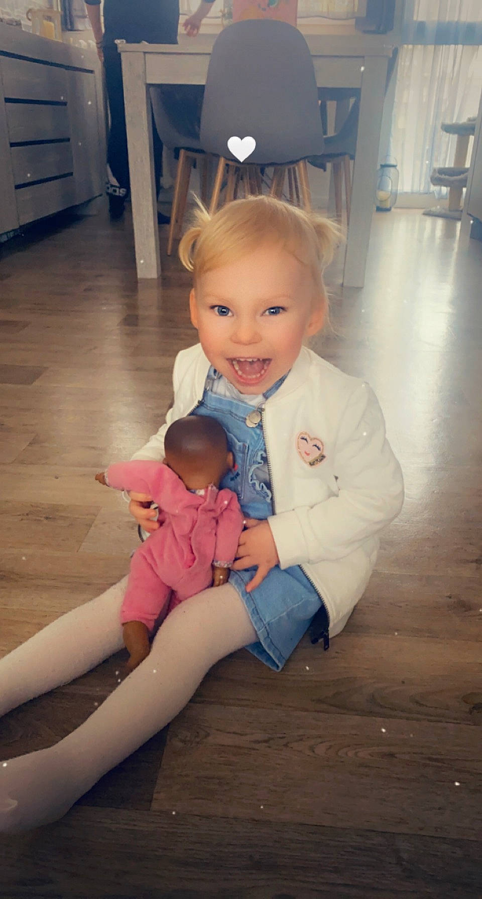 Nahya participe au concours pour gagner de l'argent avec cette photo : baby, baby_toddler_clothing, cheek, comfort, facial_expression, finger, floor, flooring, fun, hairstyle, happy, joint, person, shoulder, skin, sleeve, smile, standing, t_shirt, toddler