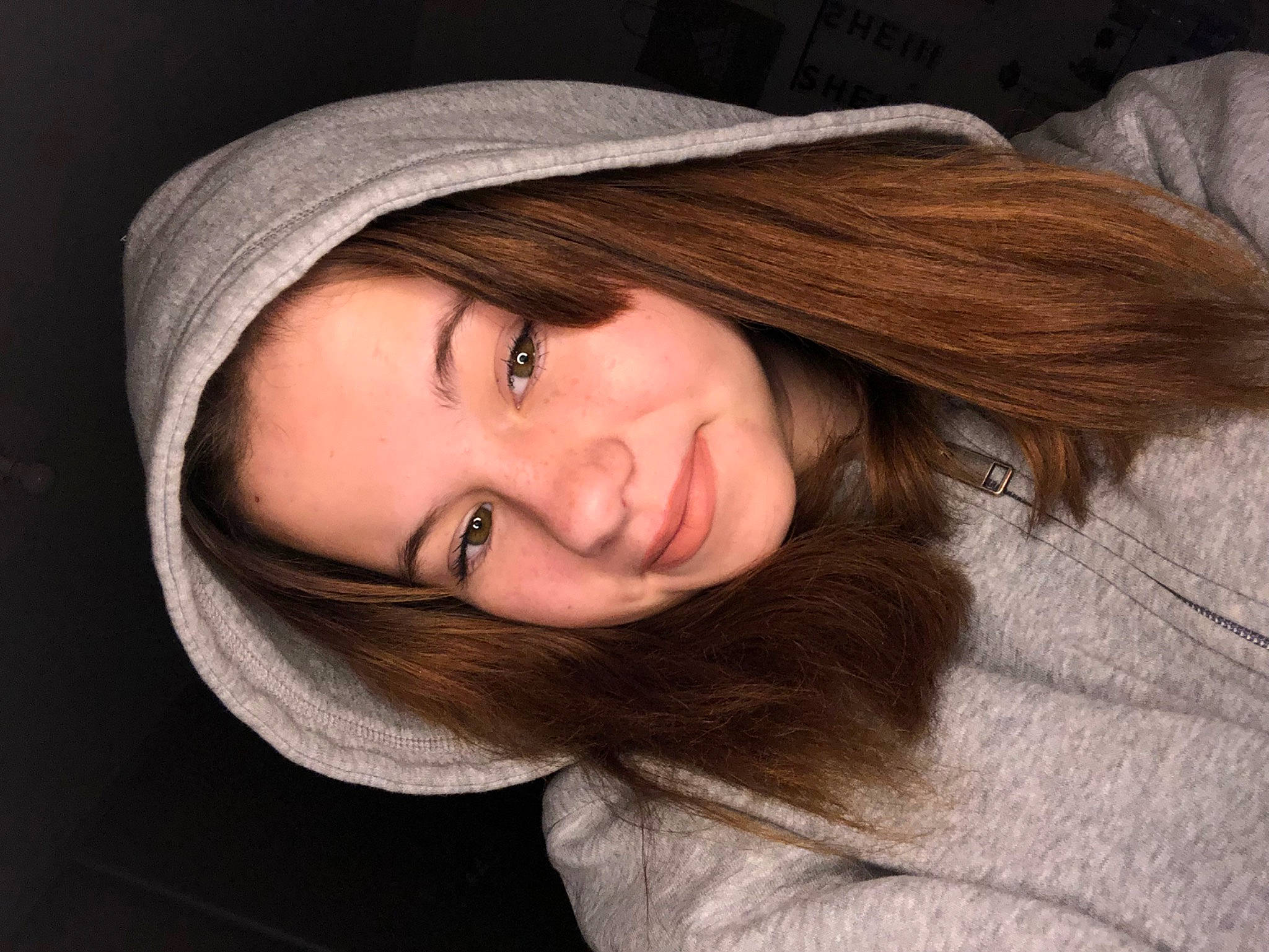 Alicia a rejoint le concours — aidez-le/la à gagner de superbes lots ! black_hair, cheek, comfort, eye, eyebrow, eyelash, flash_photography, grey, happy, iris, jaw, joy, layered_hair, lip, long_hair, mouth, nose, person, skin, smile