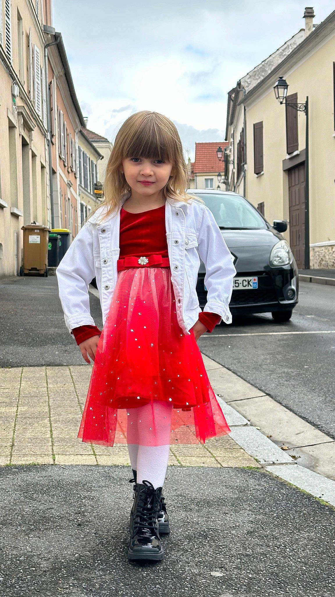 Sofi a rejoint le concours — aidez-le/la à gagner de superbes lots ! car, dress, electric_blue, family_car, fashion_accessory, fur, human_leg, joy, knee, magenta, outerwear, pattern, person, sky, sleeve, standing, textile, toddler, vehicle, vehicle_door