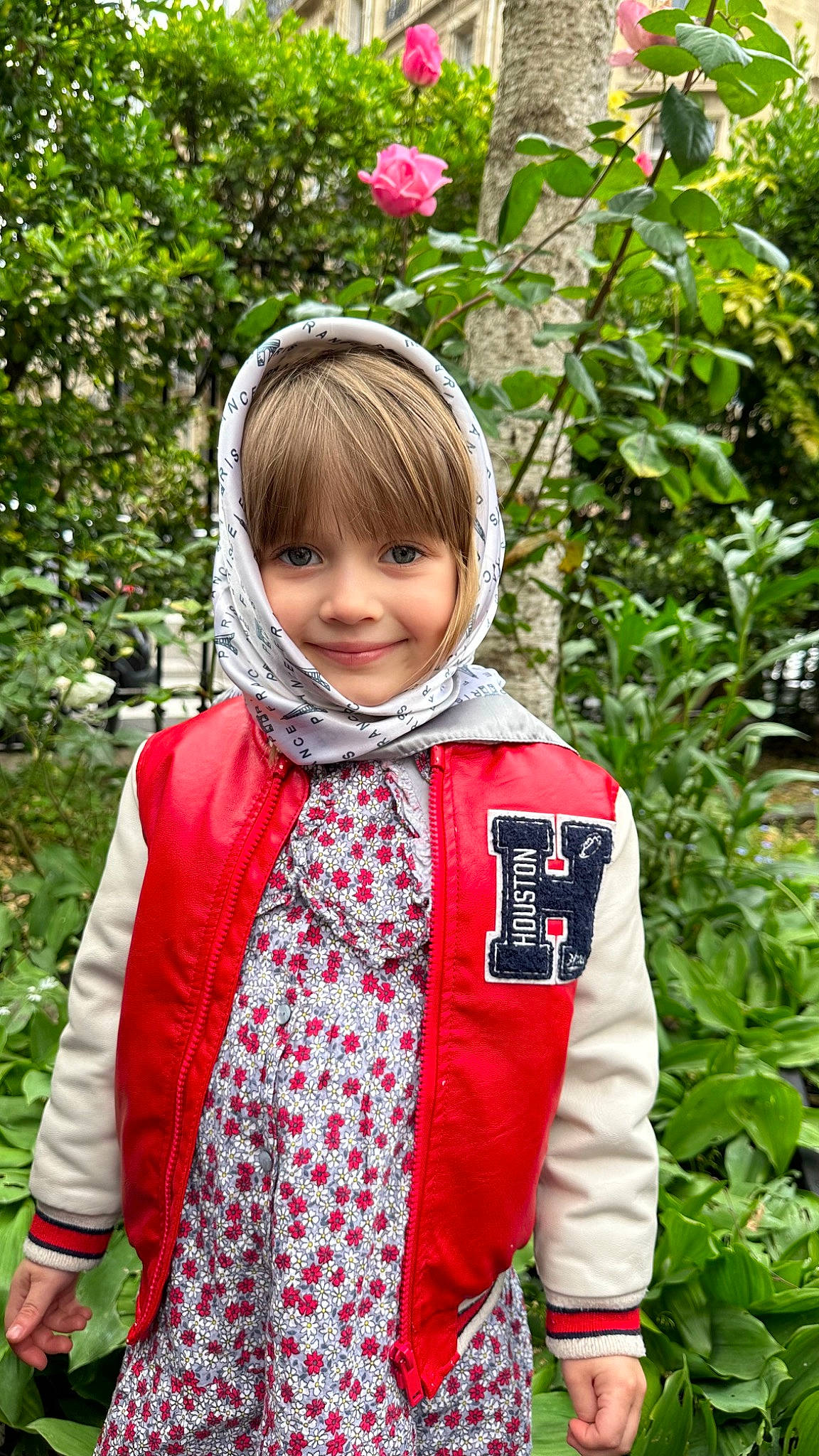 Sofi participe au concours pour gagner de l'argent avec cette photo : botany, child, collar, costume, event, fashion_accessory, flower, fun, grass, happy, joy, leisure, pattern, people_in_nature, person, petal, pink, plant, sleeve, smile