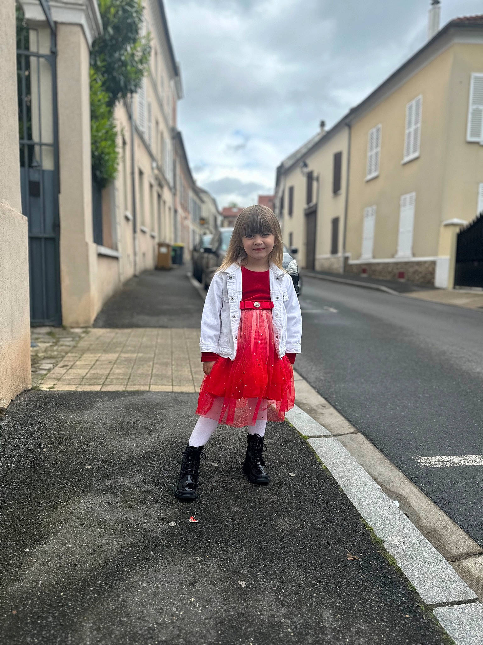 Sofi participe au concours pour gagner de l'argent avec cette photo : asphalt, building, cloud, cobblestone, dress, flooring, footwear, fun, hair, house, joy, leisure, pedestrian, person, road, road_surface, sidewalk, sky, tar, toddler
