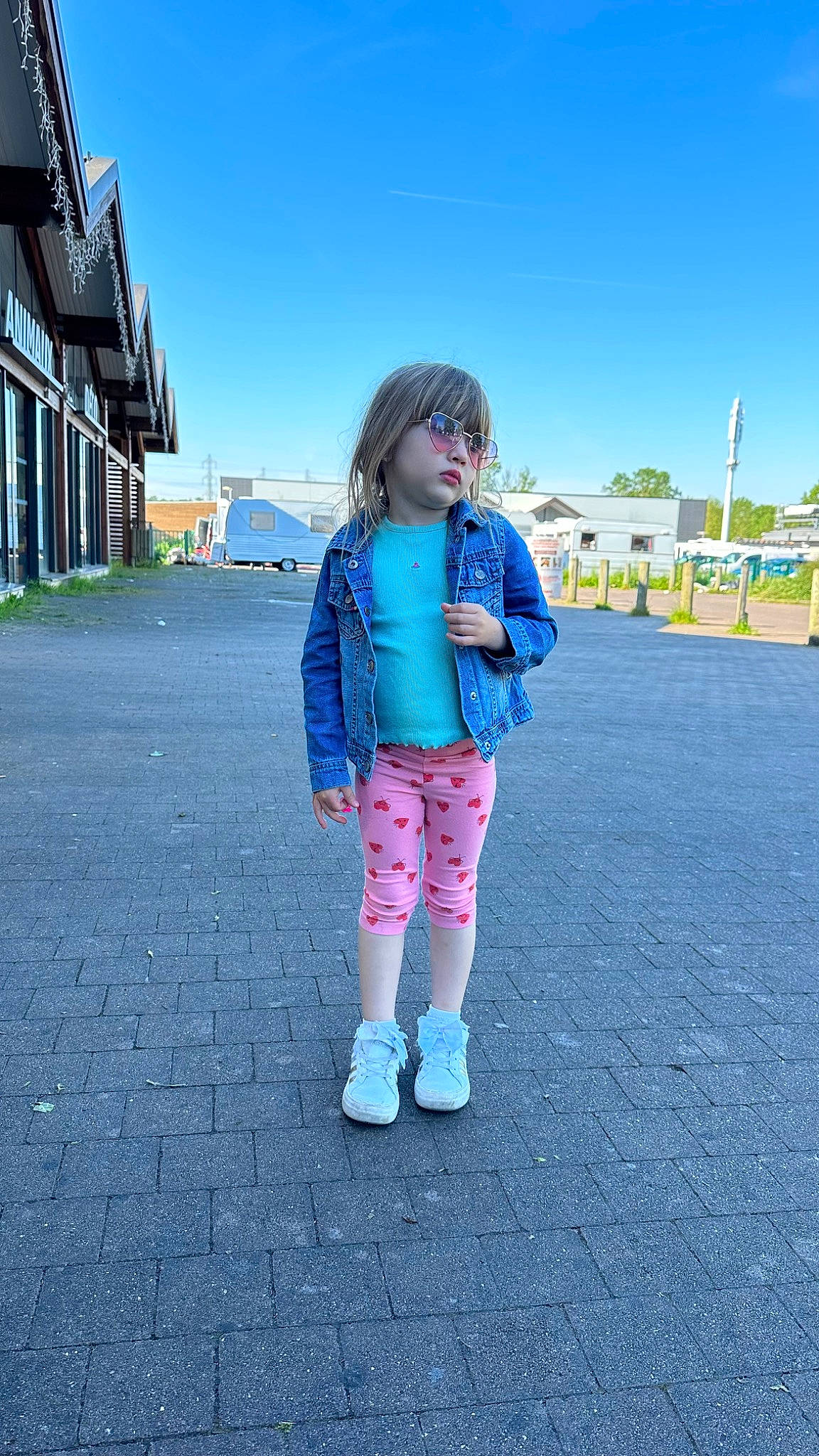 Sofi participe au concours pour gagner de l'argent avec cette photo : asphalt, azure, boot, denim, electric_blue, fun, grass, happy, human_leg, leisure, magenta, outerwear, pattern, pedestrian, person, public_space, recreation, road_surface, sky, toddler