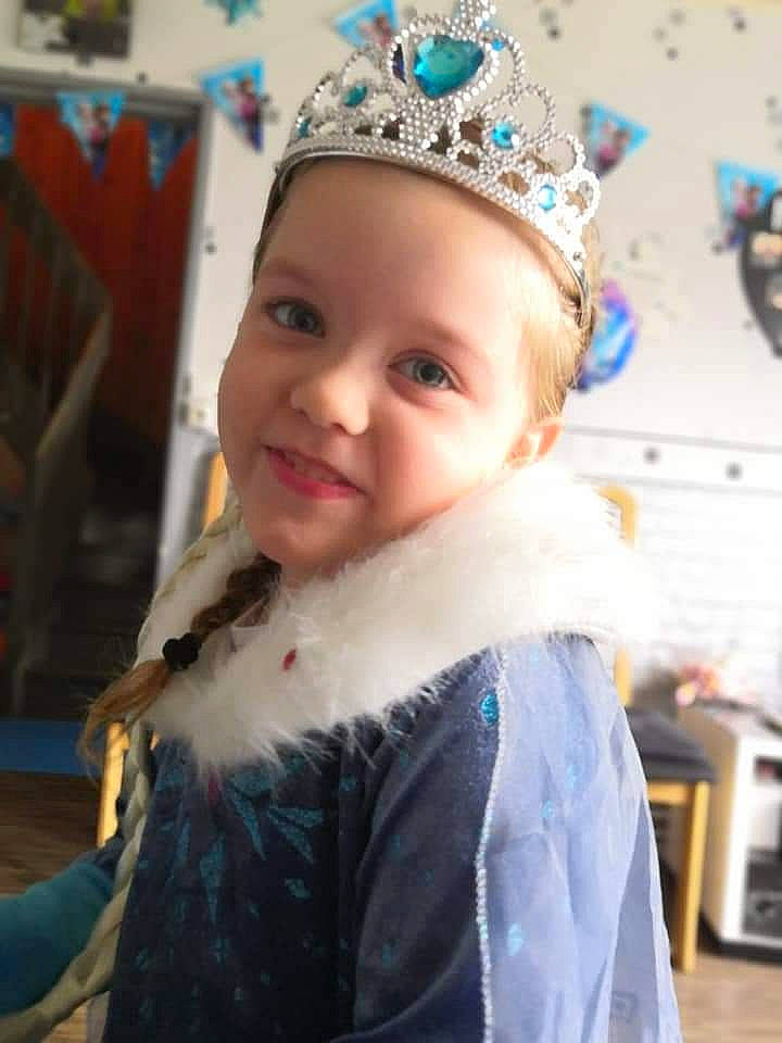 Floriana a rejoint le concours — aidez-le/la à gagner de superbes lots ! blue, child, costume_hat, crown, electric_blue, event, fashion_accessory, fashion_design, fun, hair_accessory, happy, headband, headgear, headpiece, headwear, iris, jewellery, joy, neck, person