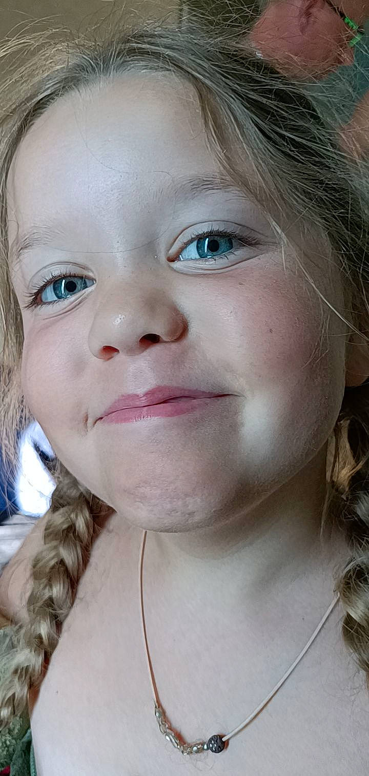 Floriana a rejoint le concours — aidez-le/la à gagner de superbes lots ! cheek, chin, ear, eyebrow, eyelash, facial_expression, forehead, happy, iris, jaw, joy, lip, long_hair, mouth, neck, nose, person, plant, skin, smile