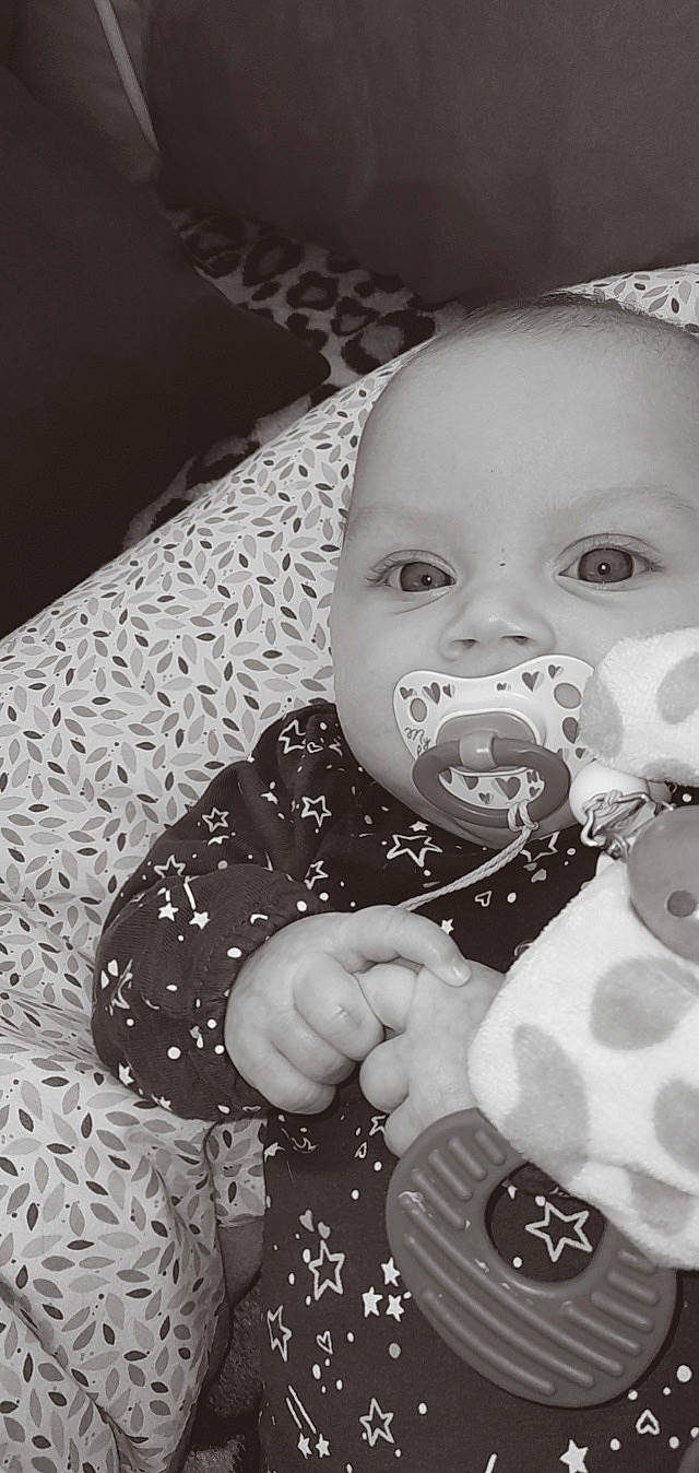 Kendra a rejoint le concours — aidez-le/la à gagner de superbes lots ! arm, baby, baby_toddler_clothing, black, black_and_white, cheek, eye, finger, hand, happy, head, iris, mouth, nose, person, photograph, skin, sleeve, style, toddler