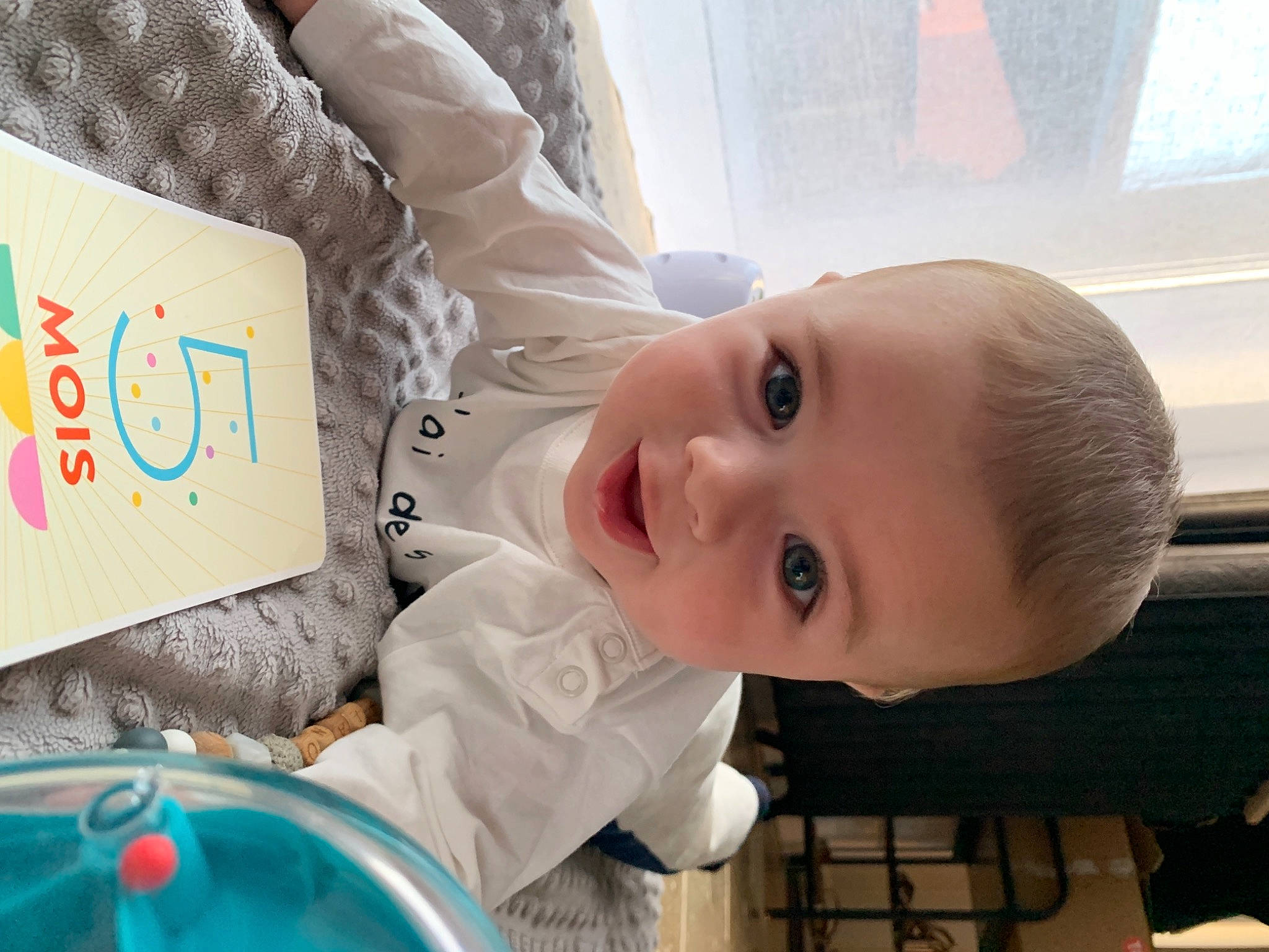 Liano participe au concours pour gagner de l'argent avec cette photo : baby, baby_playing_with_toys, baby_products, baby_toddler_clothing, cheek, child, fun, happy, leisure, nose, person, play, room, sitting, skin, smile, sweetness, toddler, vacation, window