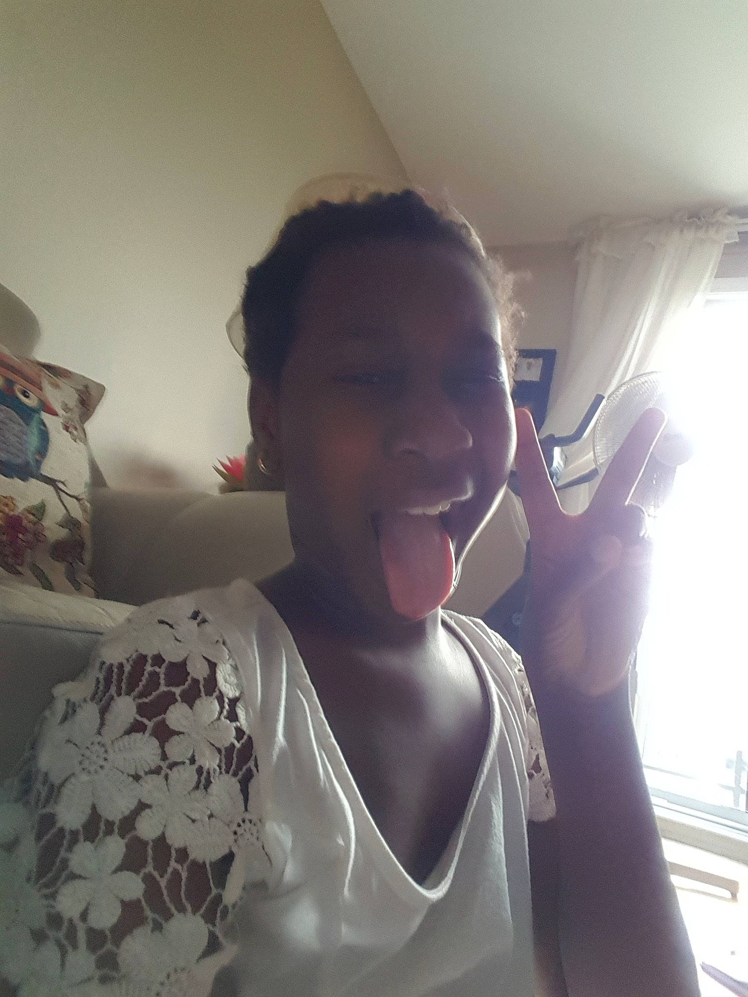 Nana participe au concours pour gagner de l'argent avec cette photo : arm, beauty, ear, fun, glasses, jaw, joint, light, mouth, neck, person, photography, room, selfie, shoulder, skin, smile, sunlight, white