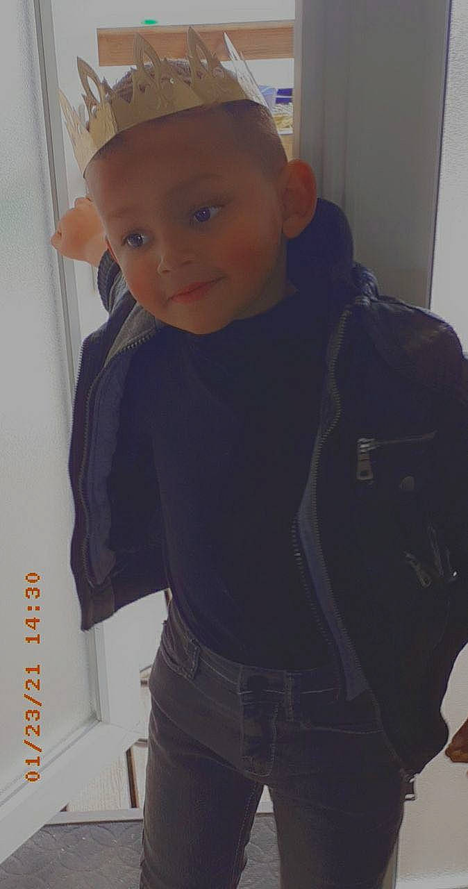 Dreaven participe au concours pour gagner de l'argent avec cette photo : abdomen, baby, baby_toddler_clothing, baseball_cap, button, cap, cheek, cool, denim, electric_blue, fashion_accessory, hood, joint, pattern, person, personal_protective_equipment, sleeve, t_shirt, toddler, trunk