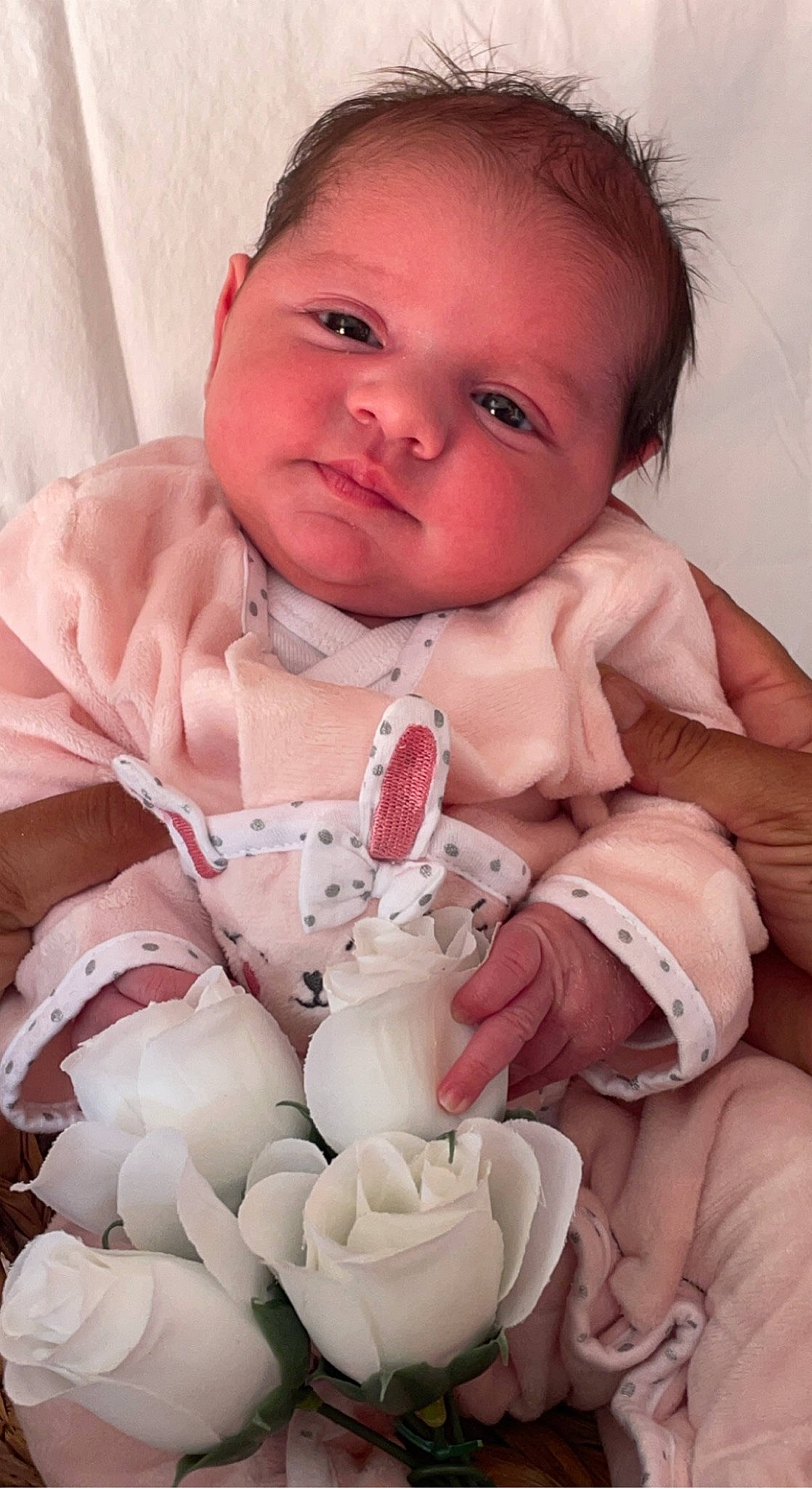 Kéziah a rejoint le concours — aidez-le/la à gagner de superbes lots ! arm, baby, baby_toddler_clothing, cheek, comfort, dress, eye, eyelash, finger, gesture, hand, happy, lip, nail, person, pink, product, skin, sleeve, textile