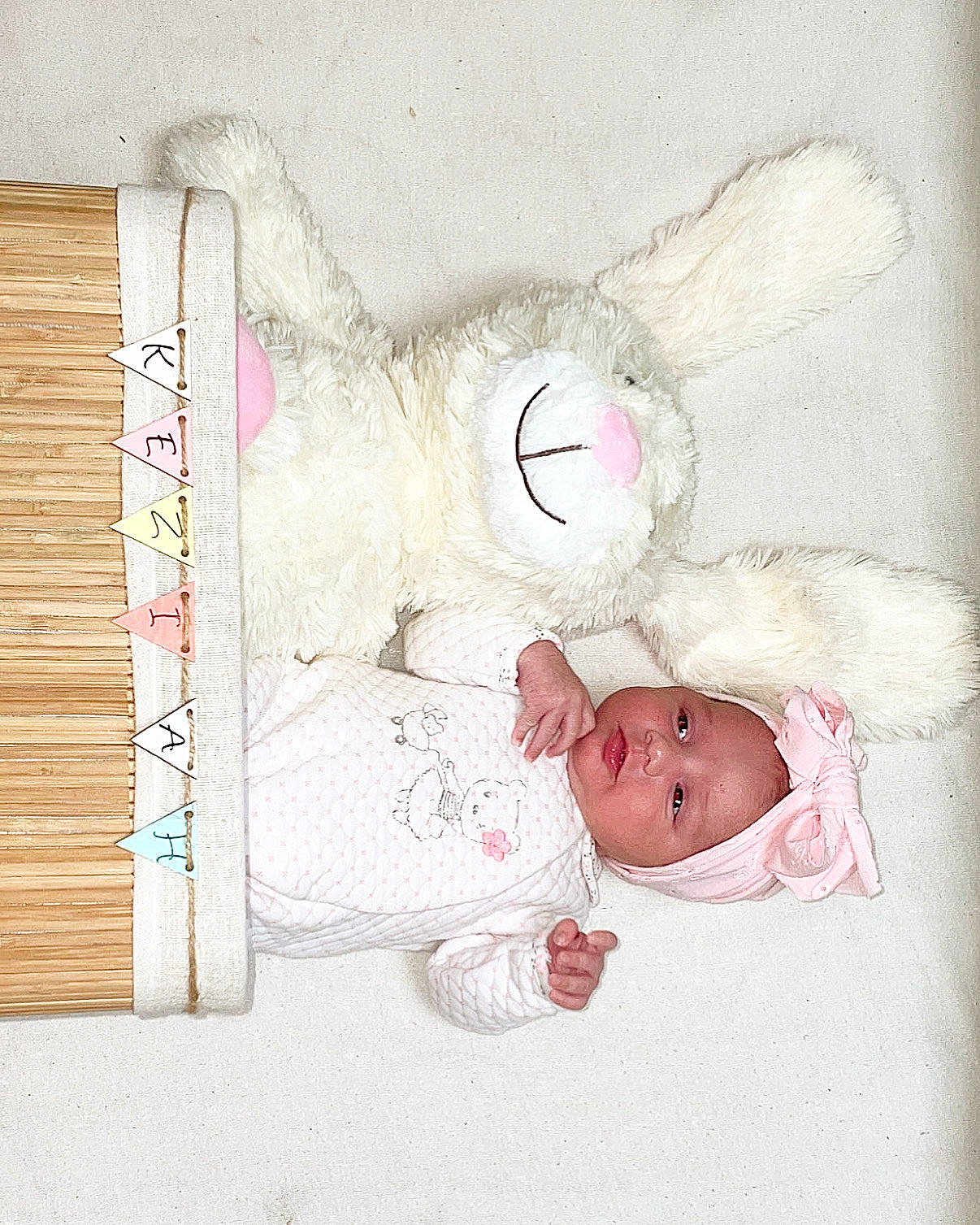 Kéziah a rejoint le concours — aidez-le/la à gagner de superbes lots ! art, baby, baby_products, baby_safety, baby_toddler_clothing, bedding, bedtime, child, comfort, headwear, illustration, infant_bed, linens, paper, paper_product, person, publication, rectangle, room, toddler