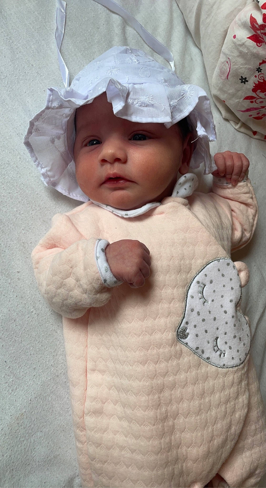 Kéziah a rejoint le concours — aidez-le/la à gagner de superbes lots ! baby, baby_products, baby_sleeping, baby_toddler_clothing, cap, cheek, child, comfort, eye, face, gesture, happy, head, headwear, linens, person, pink, skin, sleeve, textile