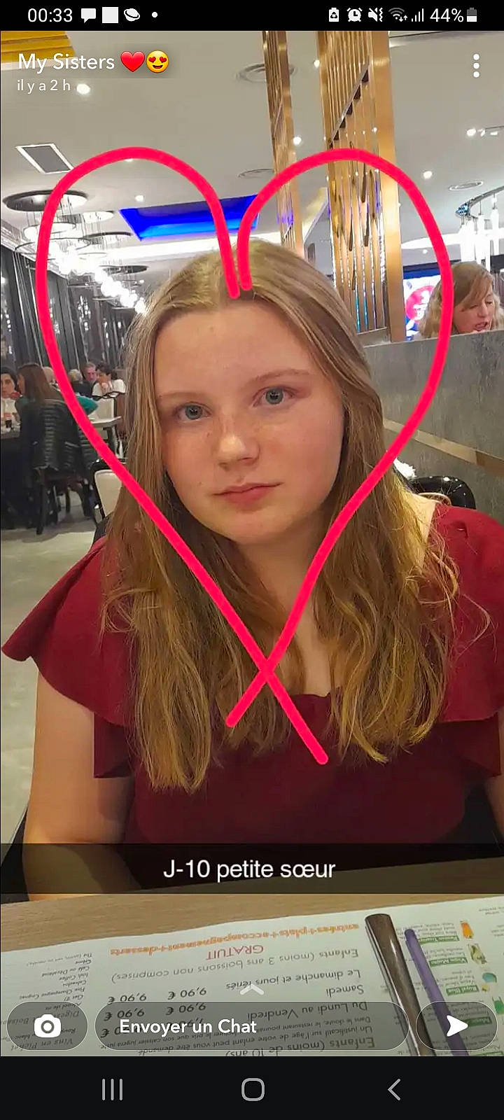 Léane a rejoint le concours — aidez-le/la à gagner de superbes lots ! advertising, bangs, blond, brown_hair, chin, eyelash, eyewear, feathered_hair, fun, hair_coloring, hairstyle, jewellery, leisure, long_hair, magenta, necklace, person, selfie