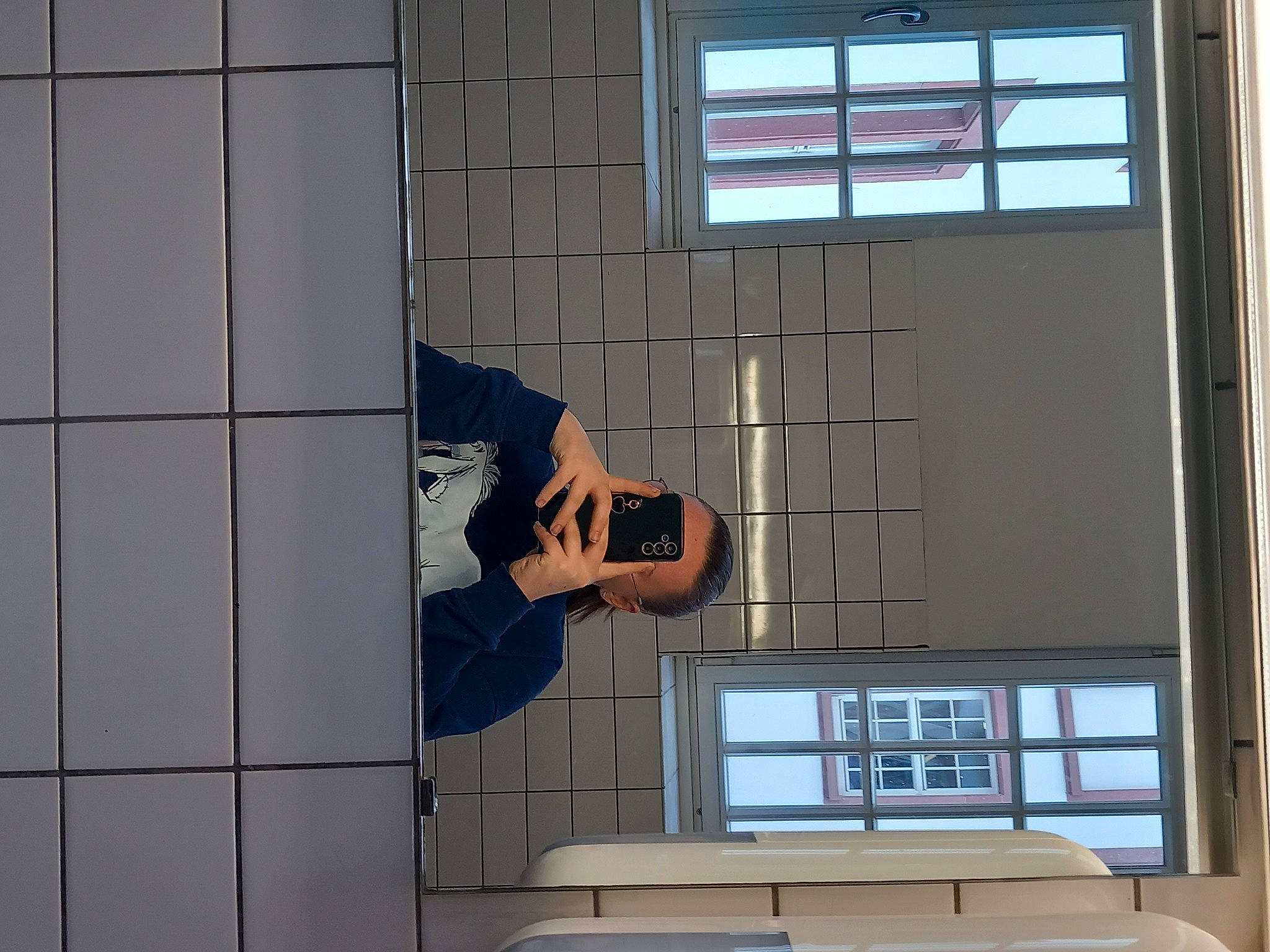 Léane participe au concours pour gagner de l'argent avec cette photo : building, commercial_building, concrete, condominium, daylighting, elbow, facade, flooring, glass, house, line, pattern, person, rectangle, room, siding, symmetry, t_shirt, tints_and_shades, window