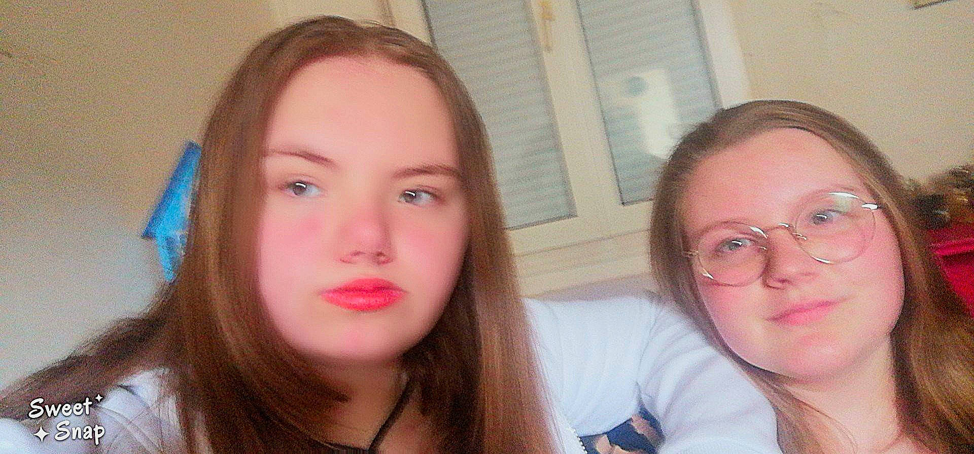 Léane participe au concours pour gagner de l'argent avec cette photo : cheek, chin, ear, eyebrow, eyelash, forehead, fun, gesture, glasses, happy, iris, jaw, layered_hair, lip, long_hair, mouth, neck, nose, organ, person