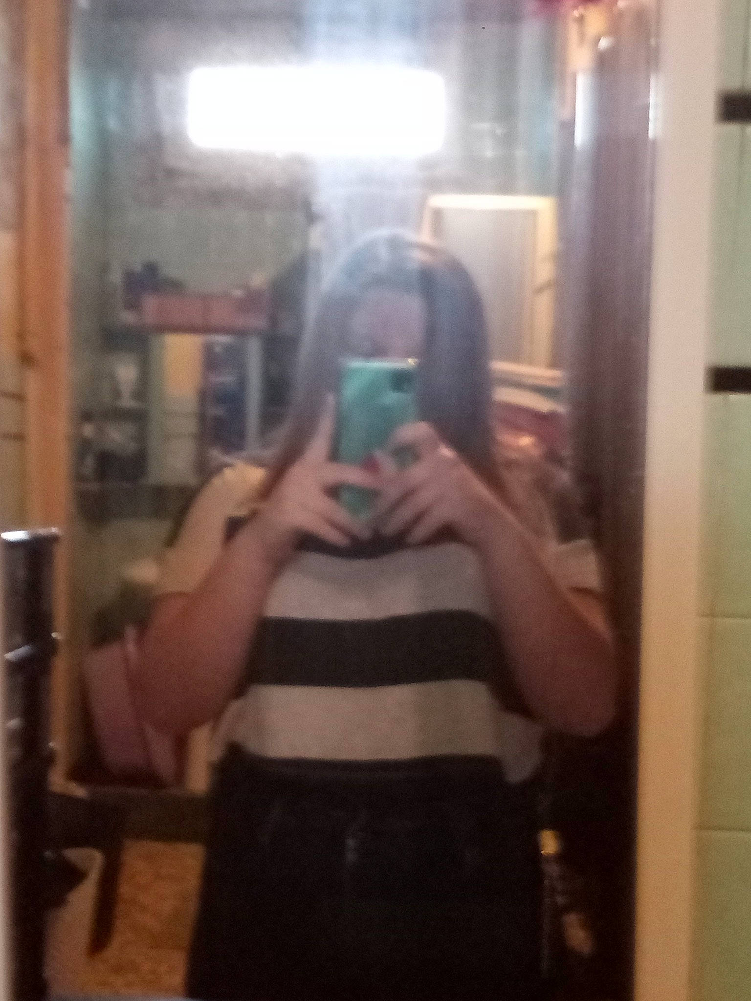 Léane participe au concours pour gagner de l'argent avec cette photo : arm, cameras_optics, eyewear, facial_hair, fun, gesture, glass, long_hair, mirror, person, personal_protective_equipment, photographer, reflection, room, selfie, shoulder, sleeve, t_shirt, vision_care, waist