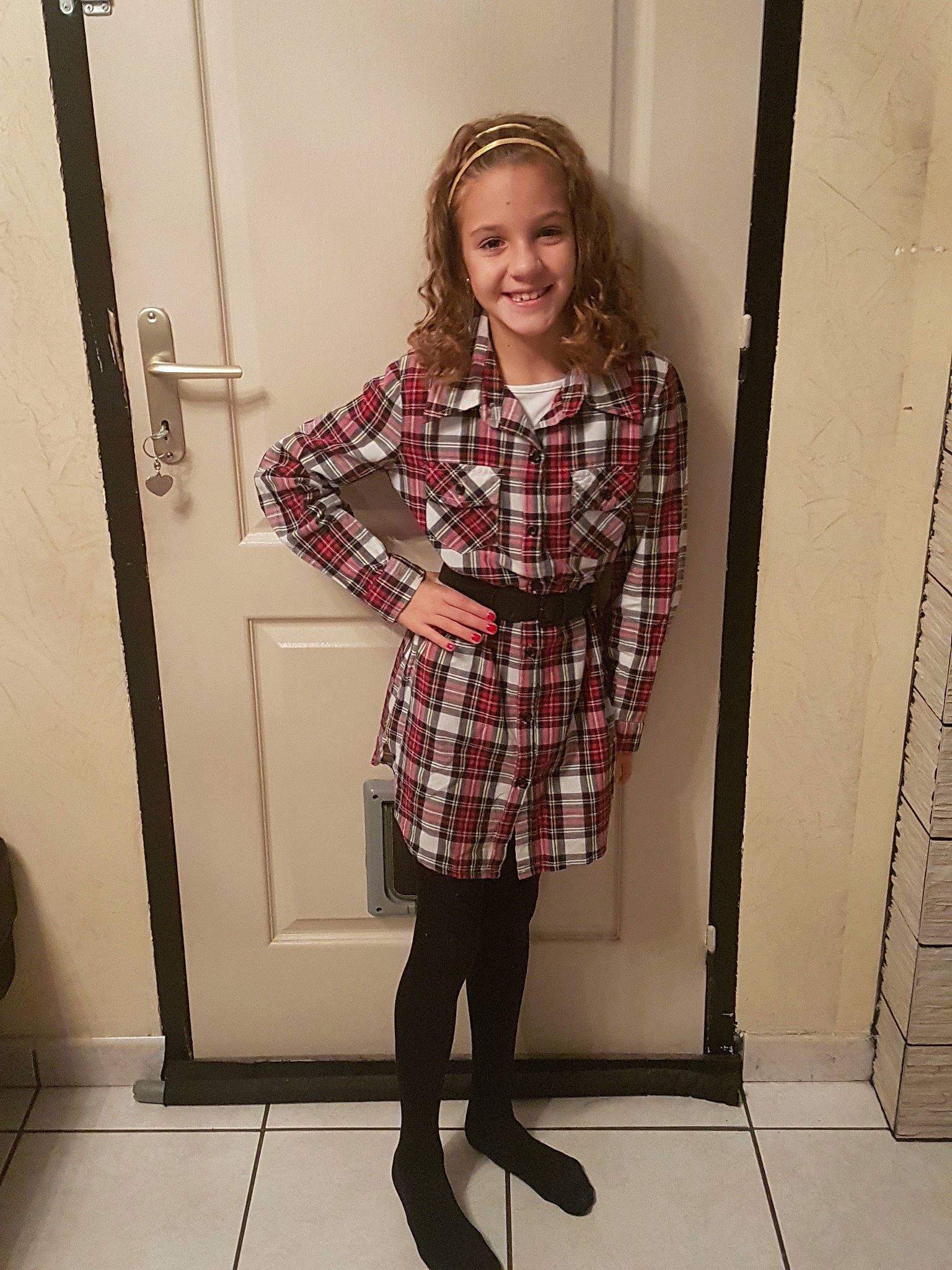 Sana a rejoint le concours — aidez-le/la à gagner de superbes lots ! clothing, design, dress, flooring, footwear, girl, joy, leg, outerwear, pattern, person, plaid, shoe, sleeve, standing, tartan, textile, tights, top
