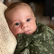 Diego participe au concours pour gagner de l'argent avec cette photo : baby, infant, face, eyes, blanket, green_blanket, knitted_fabric, closeup, portrait, resting, cute, soft_light, indoors, child, young_baby, cozy, peaceful, skin, head, wrapped