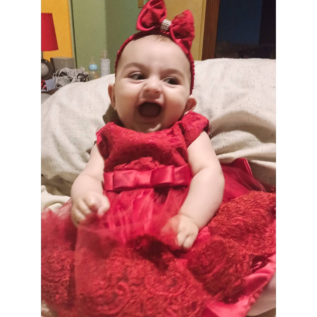 Giuliana a rejoint le concours — aidez-le/la à gagner de superbes lots ! baby, baby_toddler_clothing, comfort, eye, face, flooring, happy, head, human_body, magenta, mammal, outerwear, person, pink, red, selfie, sleeve, smile, t_shirt, textile